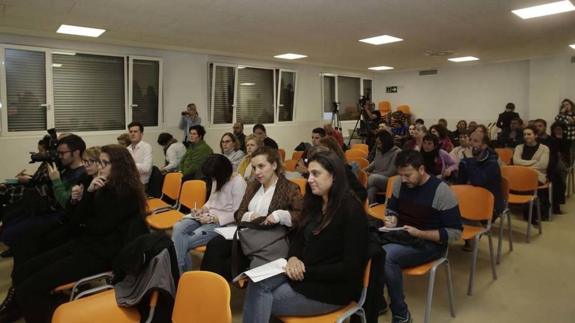 Alrededor de una treintena de personas acudió al foro de Buztintxuri, que acogió el colegio público.