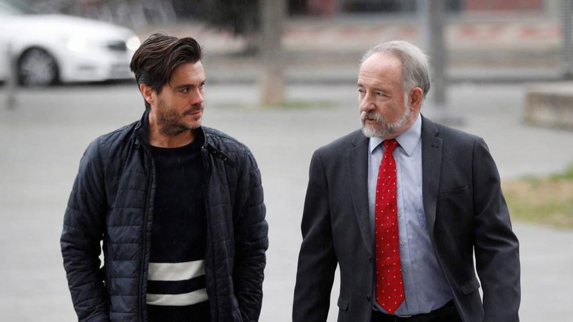 El expresidente de la Fundación Osasuna, Diego Maquírriain, conversa con su abogado a su llegada, el lunes, al Palacio de Justicia de Navarra.