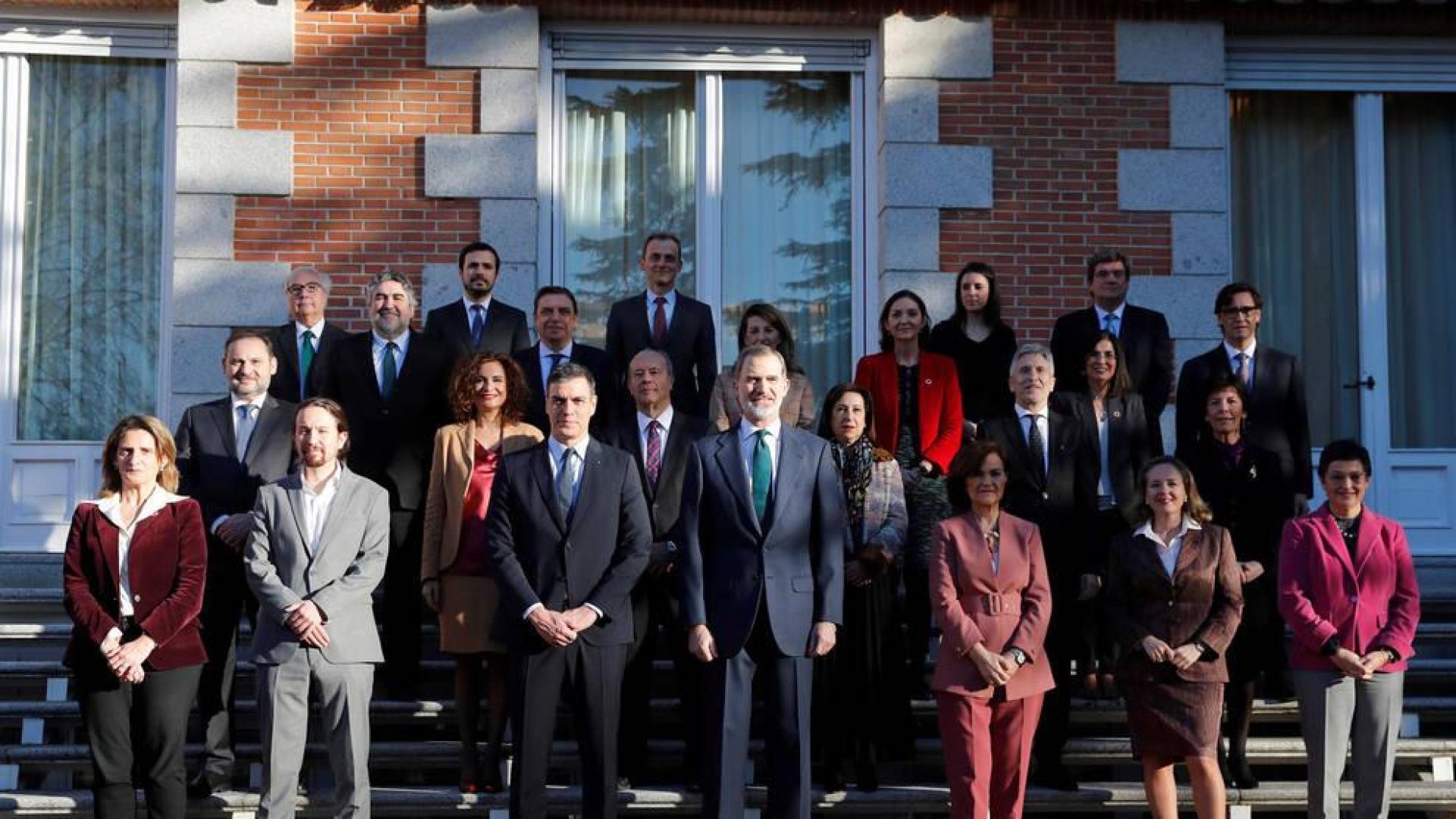 Felipe VI preside su primer Consejo de Ministros de un Gobierno de coalición
