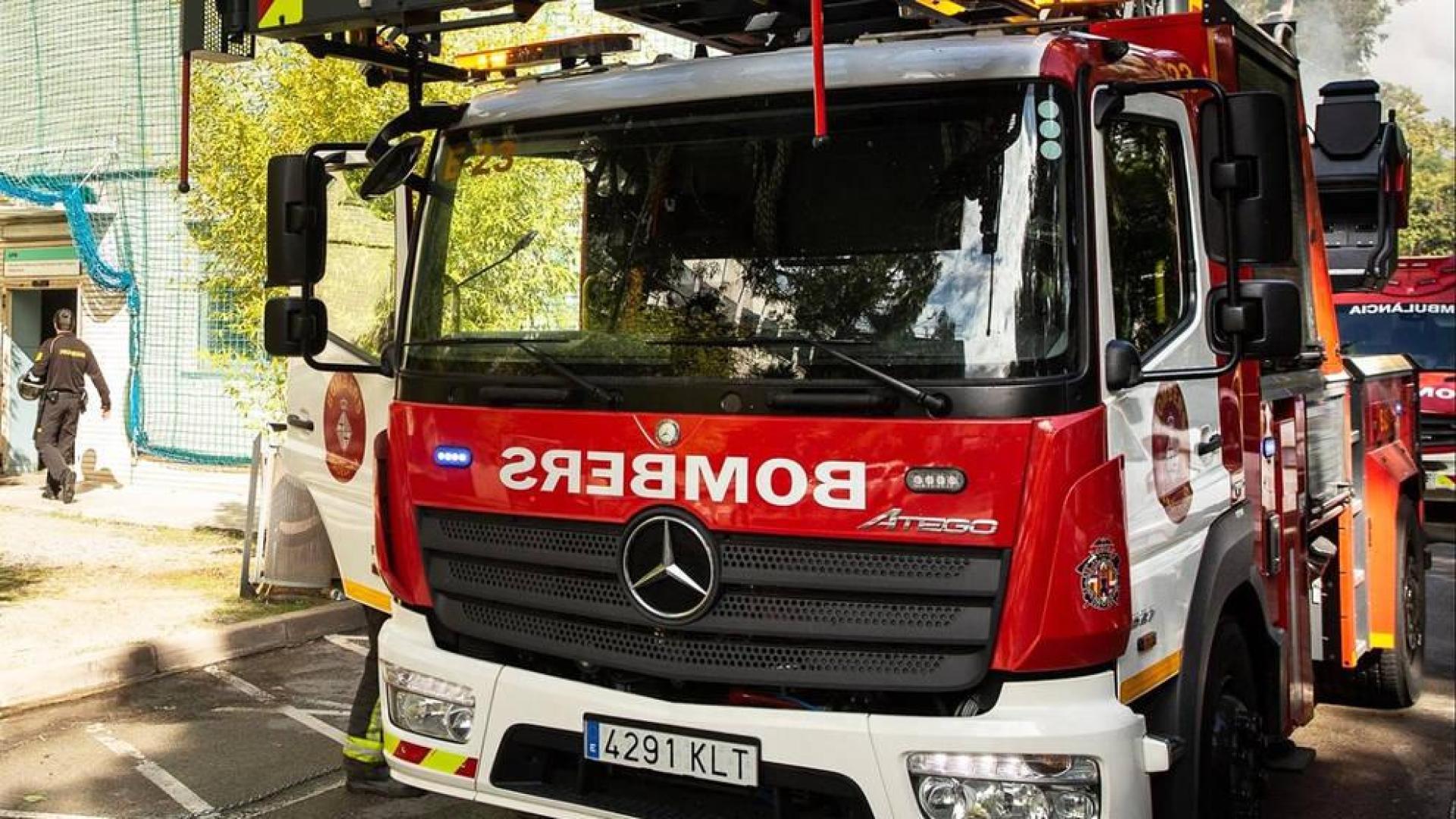 Quince heridos, cuatro de ellos graves, en el incendio de un piso en Barcelona