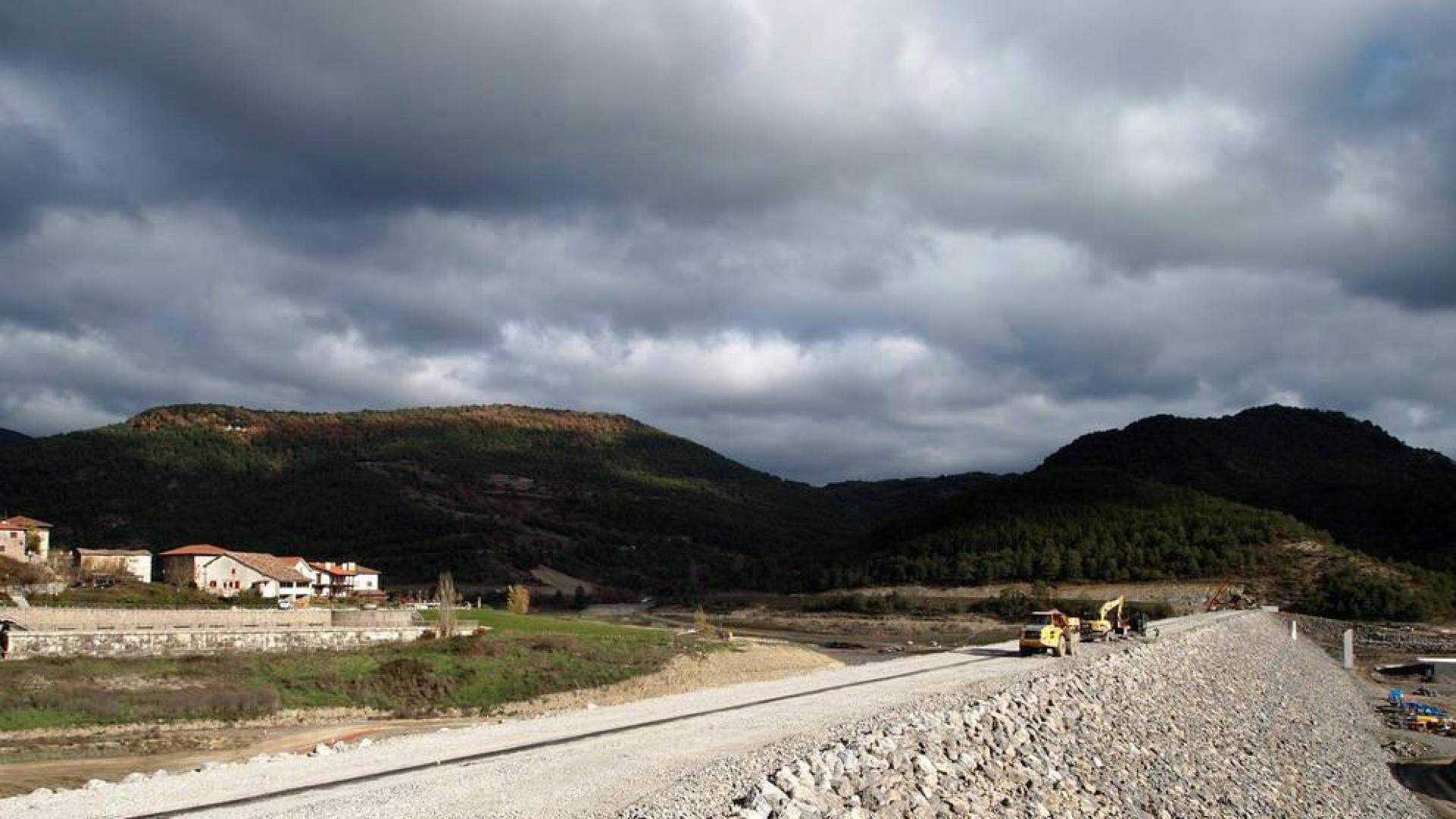 Vista de la presa aguas abajo, en el propio vaso del embalse de Itoiz.