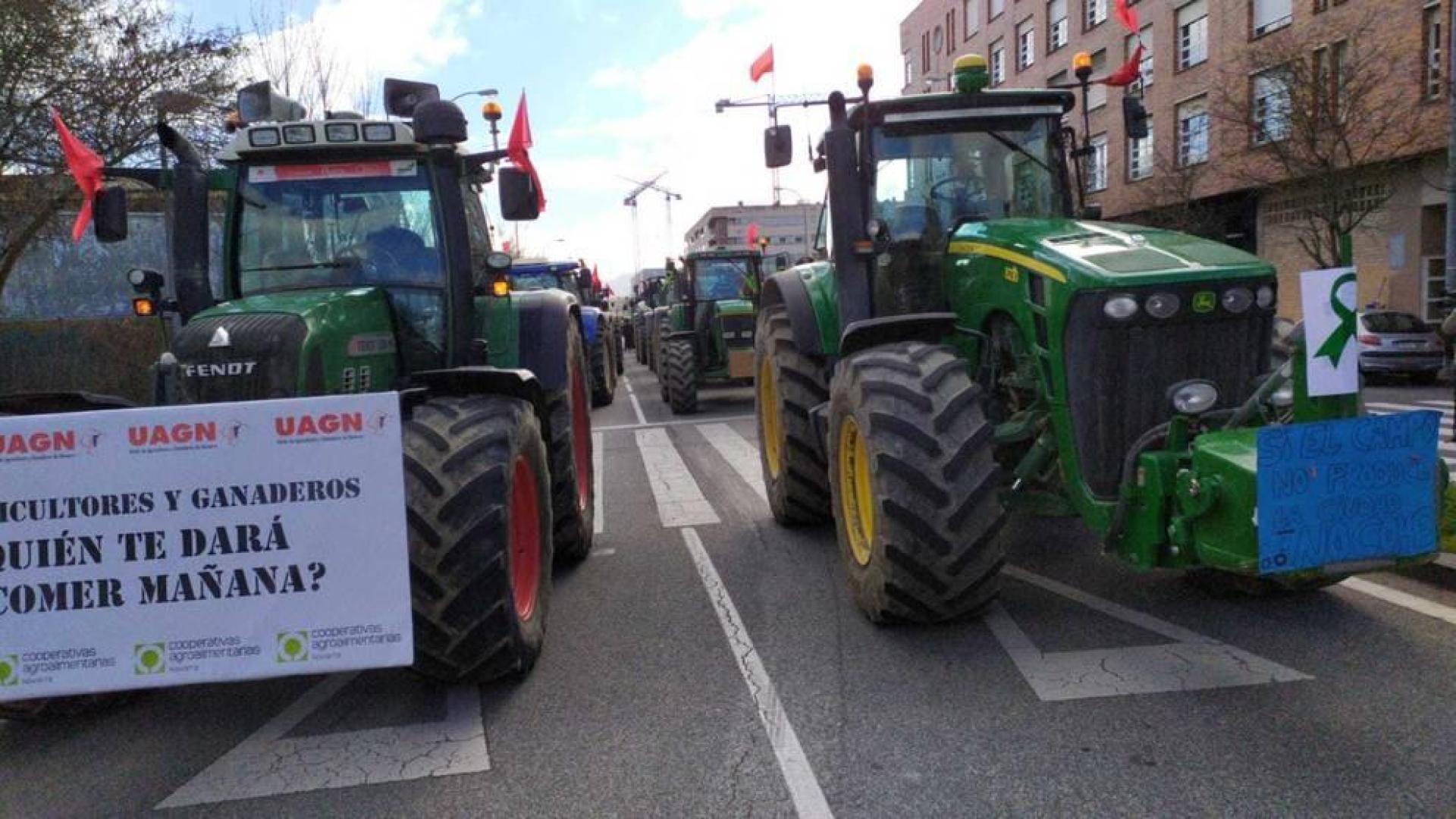 Imágenes de los tractores para la protesta agraria con tractores en Navarra.