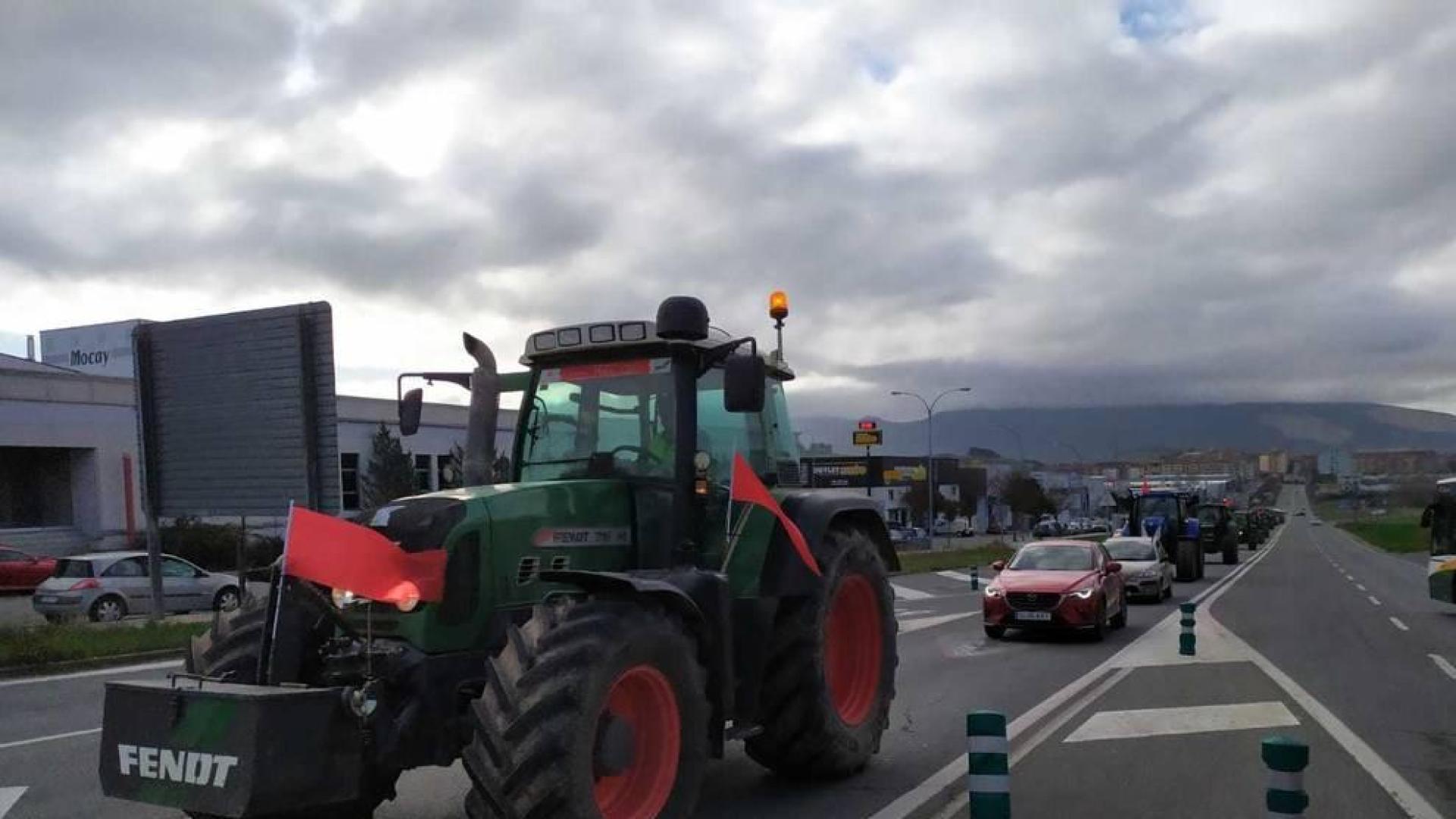 Imágenes de los tractores para la protesta agraria con tractores en Navarra.