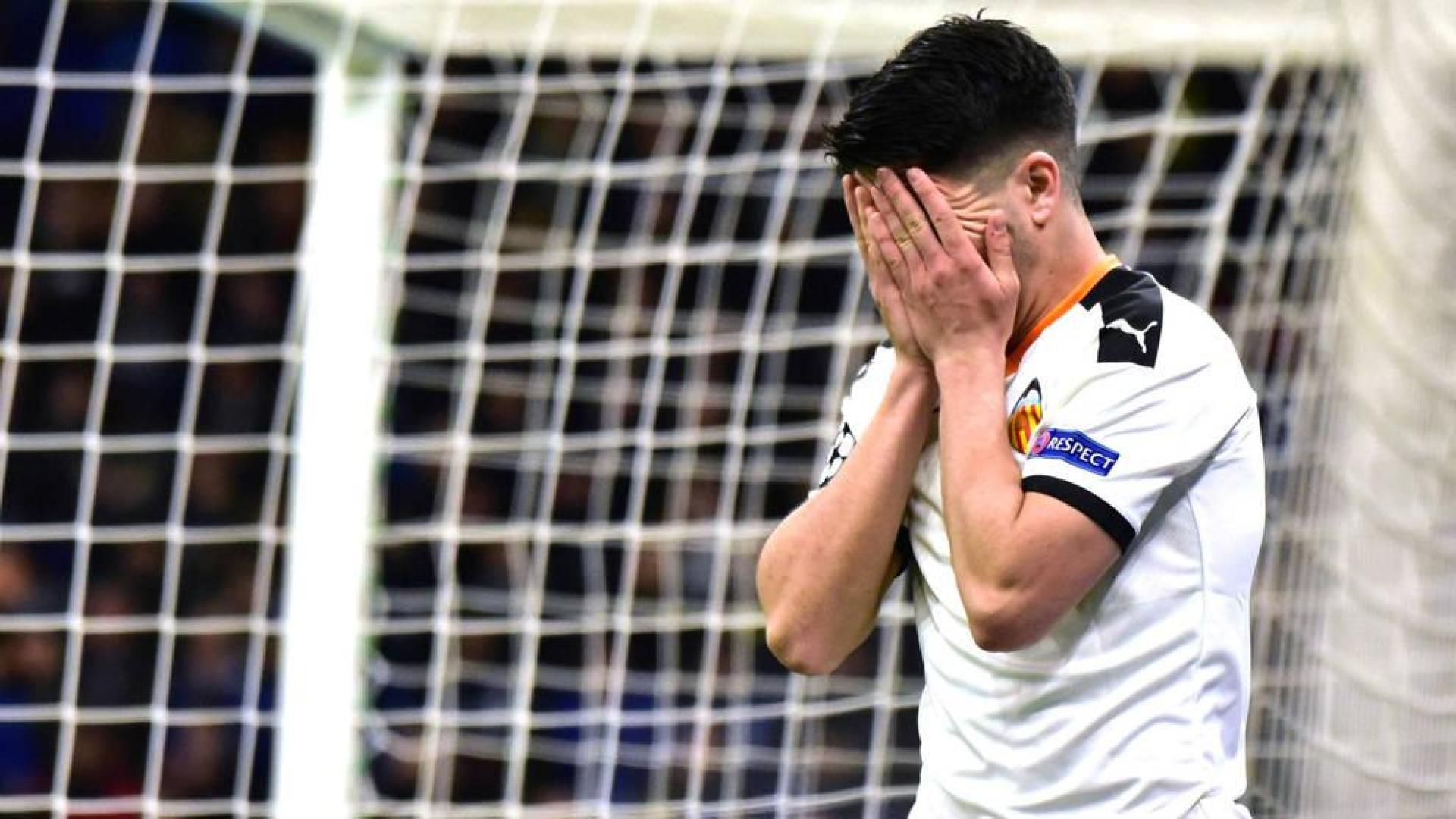 Carlos Soler se lamenta tras fallar una ocasión en el partido contra el Atalanta.