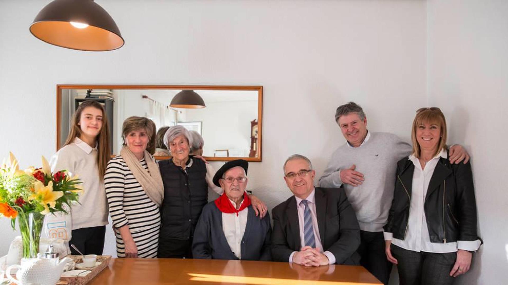 El alcalde de Pamplona visita al centenario Rafael Ruiz Jorajuría