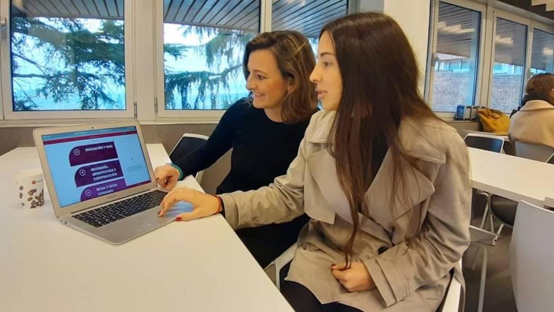 María Zarranz, career manager de Career Services, acompaña a una alumna que participa en el foro virtual.
