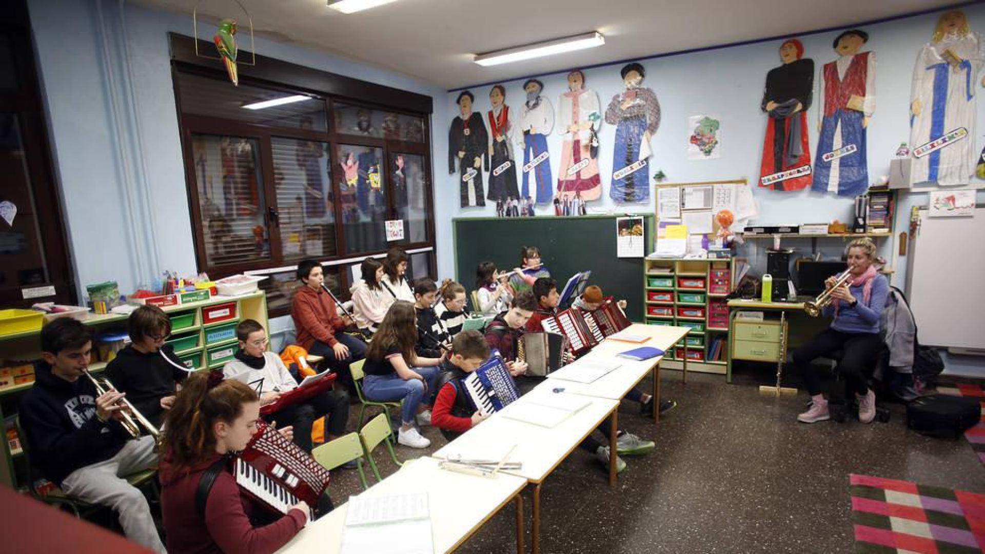 Oihane Aldabe Lazkoz dirige un ensayo de la fanfarre de la escuela de música Orreaga. Las clases en Garralda tienen lugar en el colegio de la localidad.