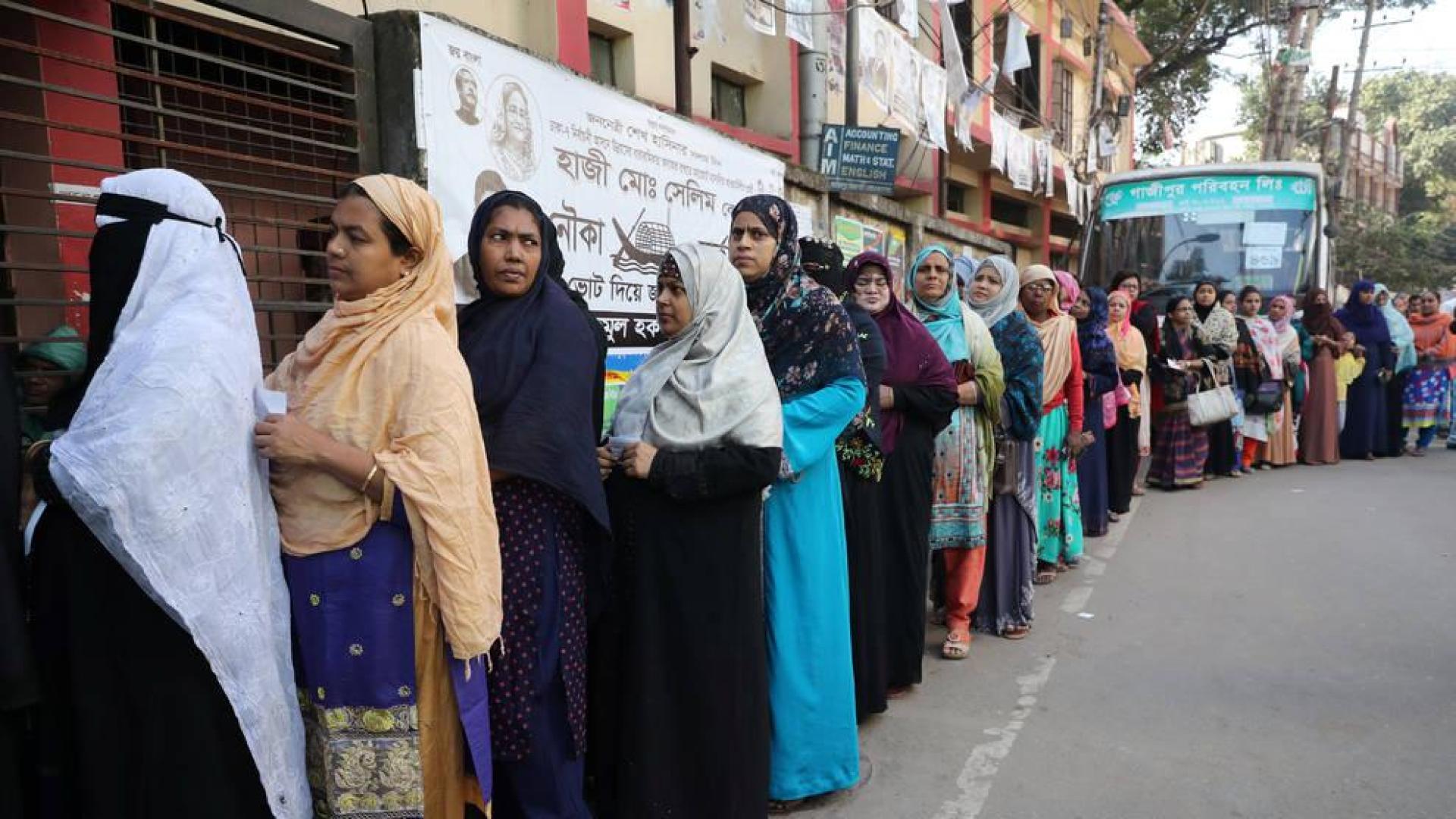 Cierran las urnas en Bangladesh en una violenta jornada con 12 muertos