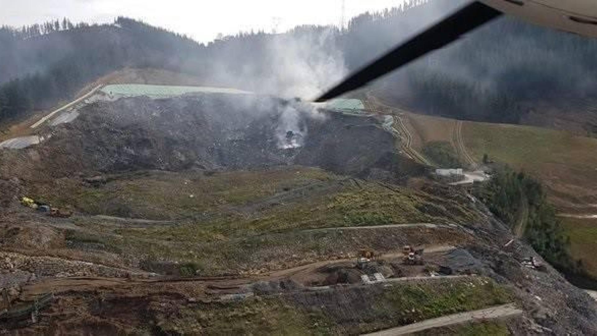 Se reaviva el fuego en el vertedero de Zaldibar