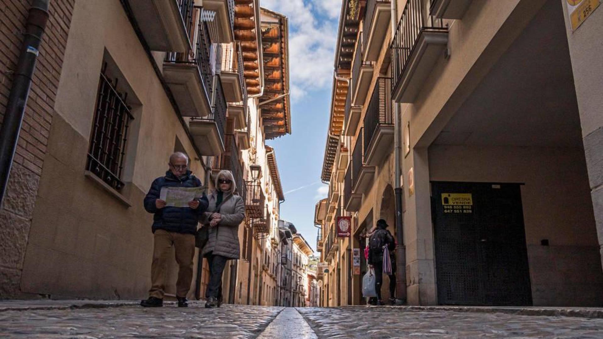 La entrada del Camino a  Estella, en obras para el inicio de la temporada