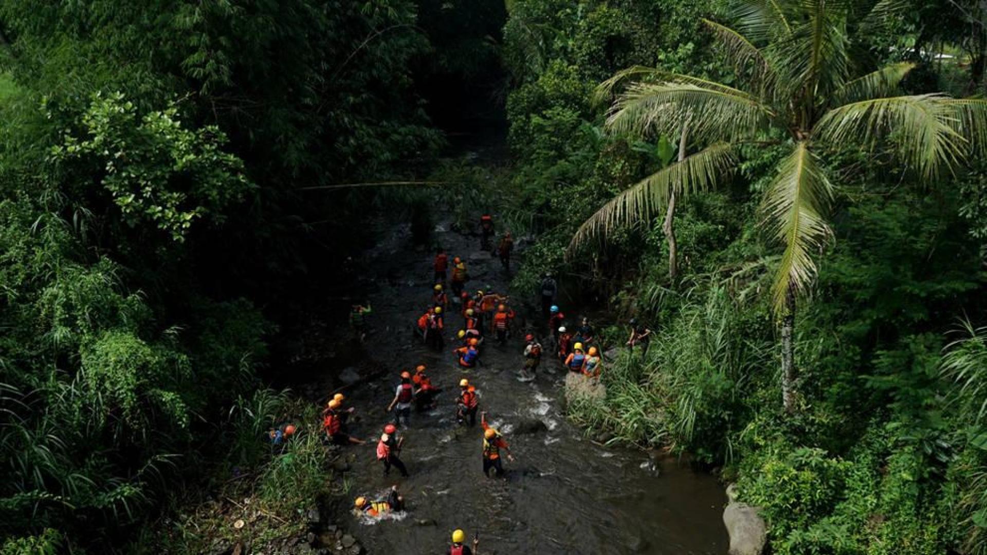 Mueren al menos ocho niños arrastrados por una riada en la isla indonesia de Java