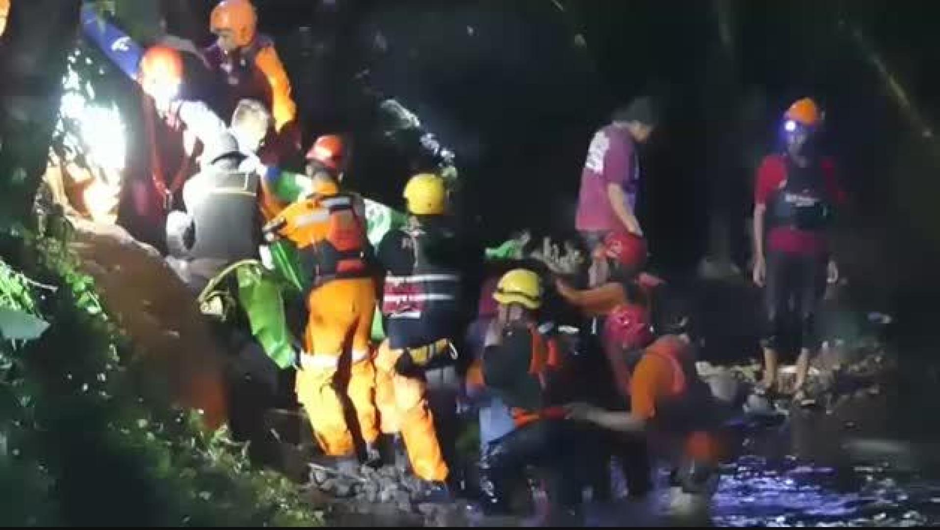 Vídeo | La crecida de un río en Indonesia causa la muerte de ocho estudiantes