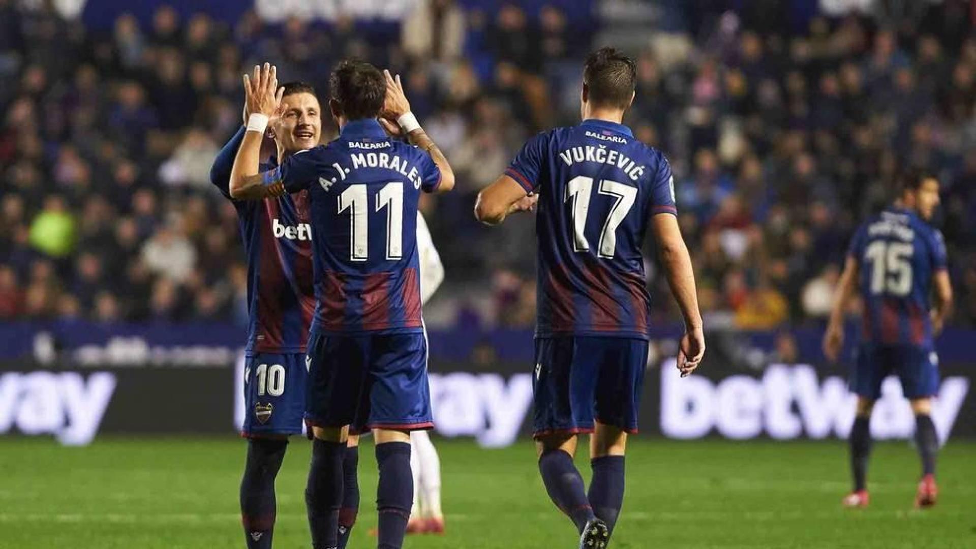 Un golazo de Morales da la victoria al Levante y deja al Barça líder antes del Clásico