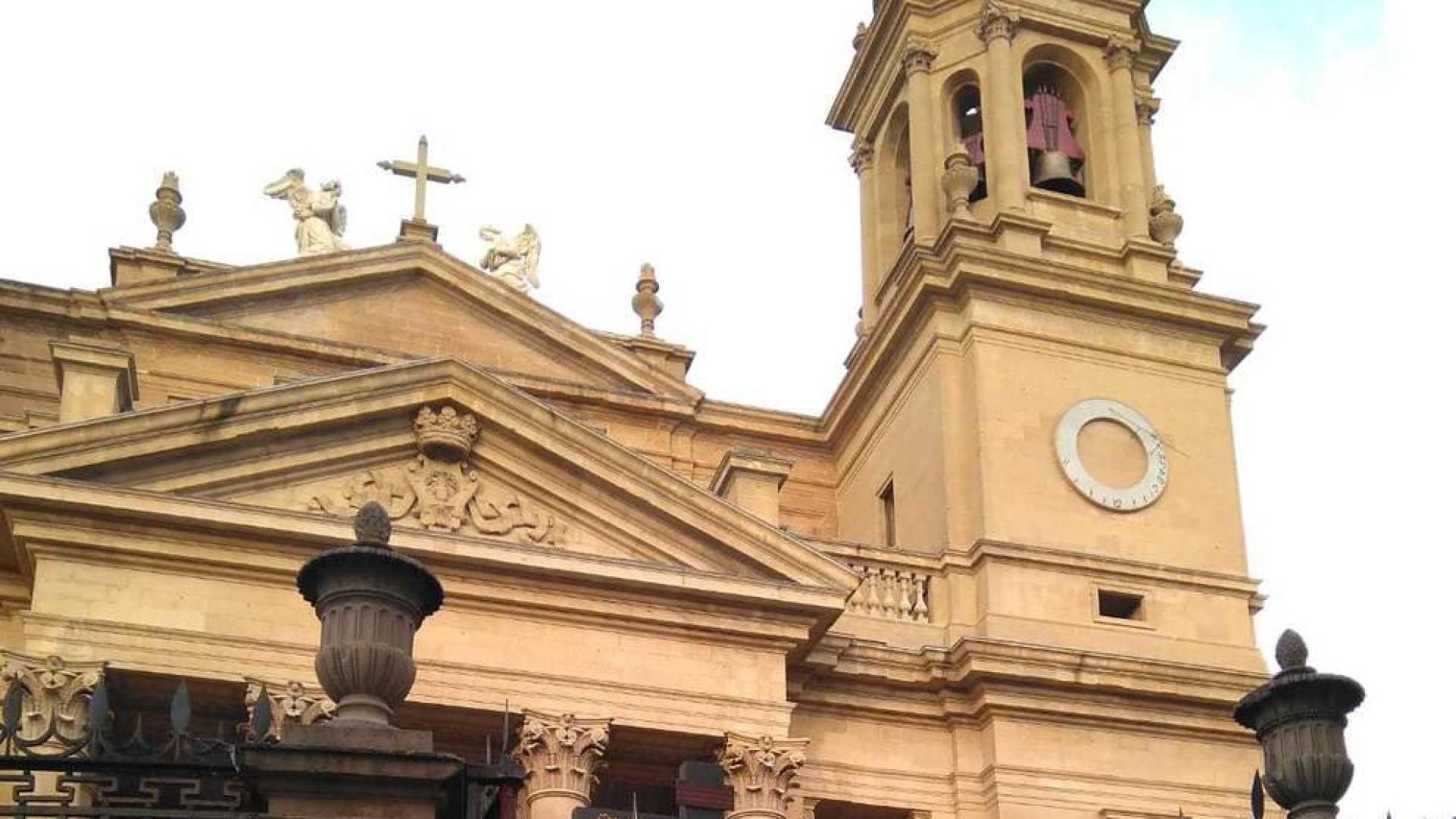 El Cristo Alzado sale ya de la Catedral.