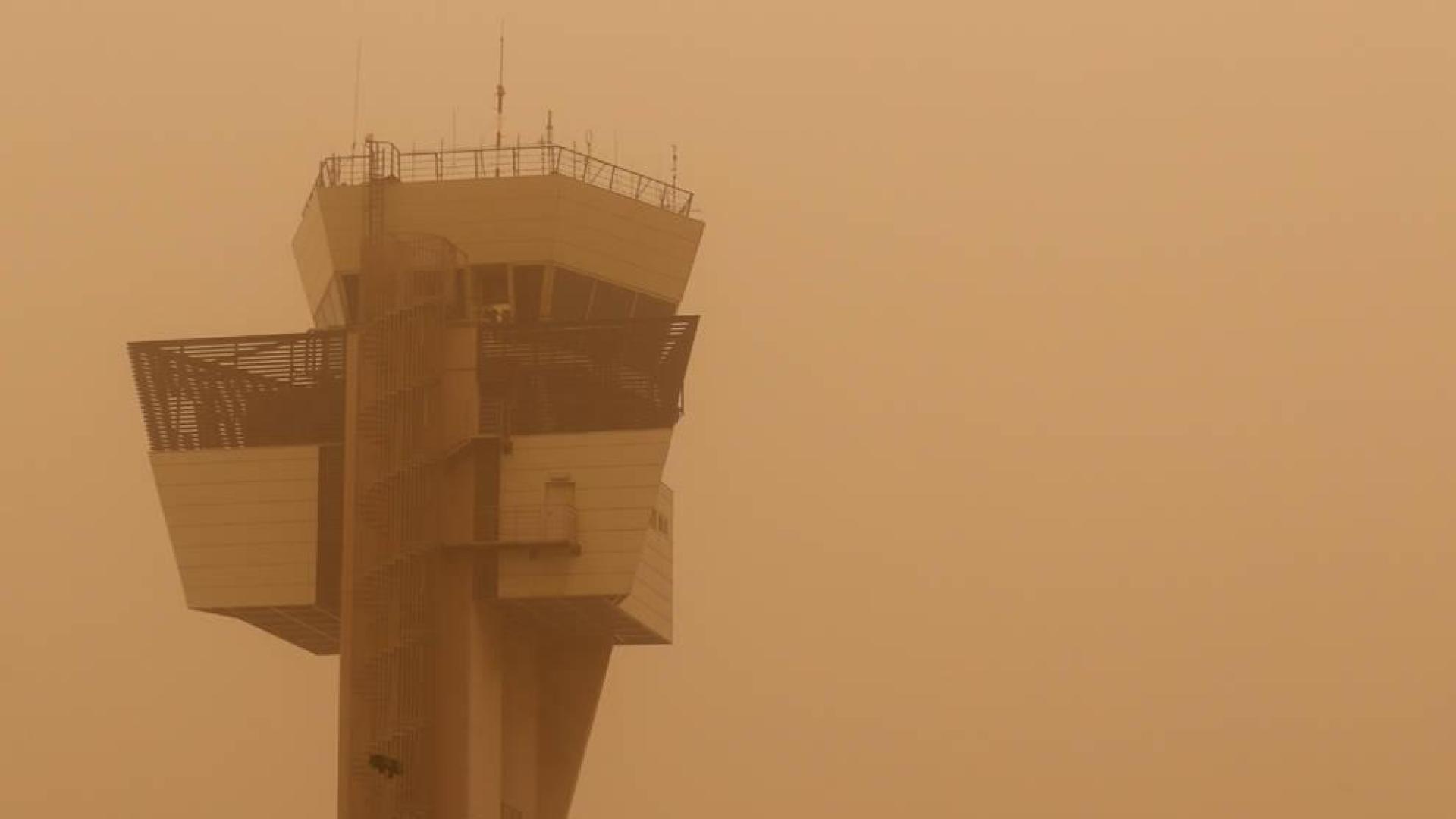Cerrados los aeropuertos de Canarias por la calima