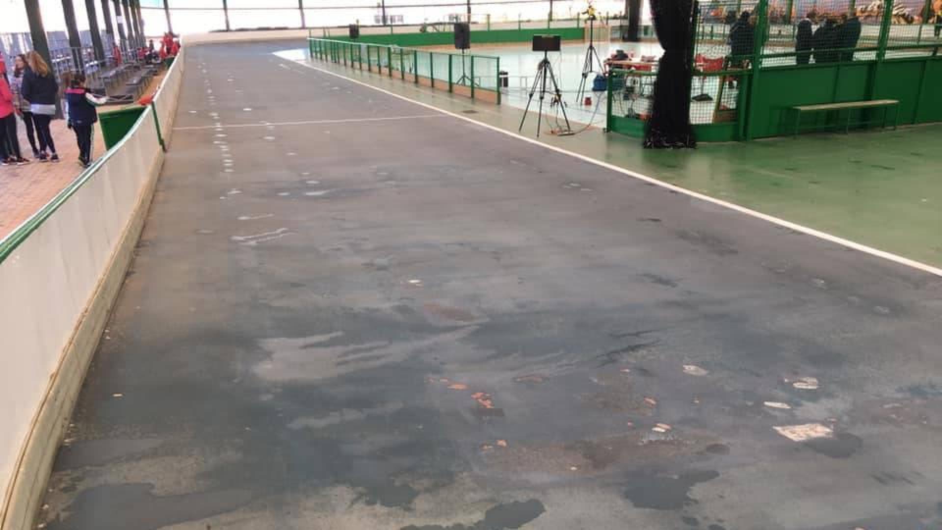 La pista de Lagunak, con el pavimento dañado y una humedad evidente por las goteras, este sábado.