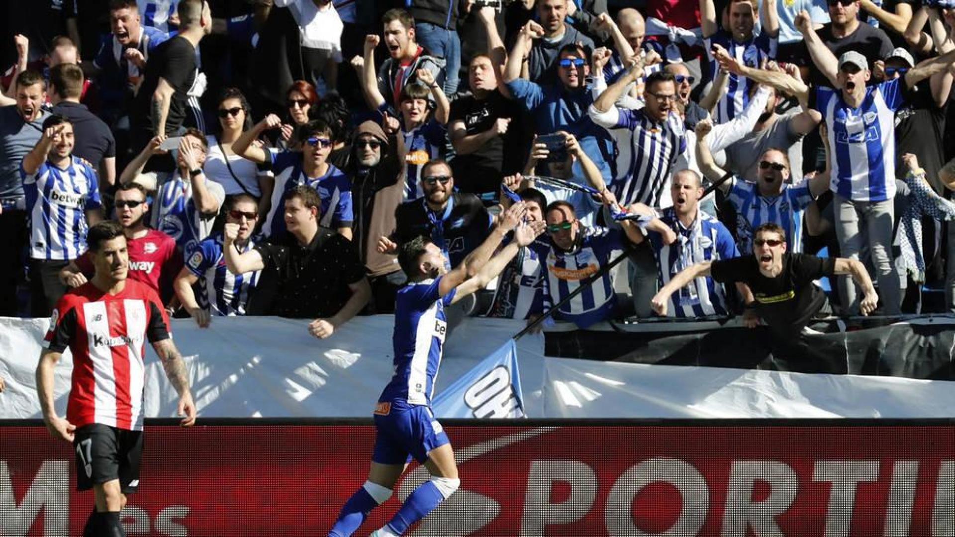 Lucas Pérez celebra el primer gol del Alavés.