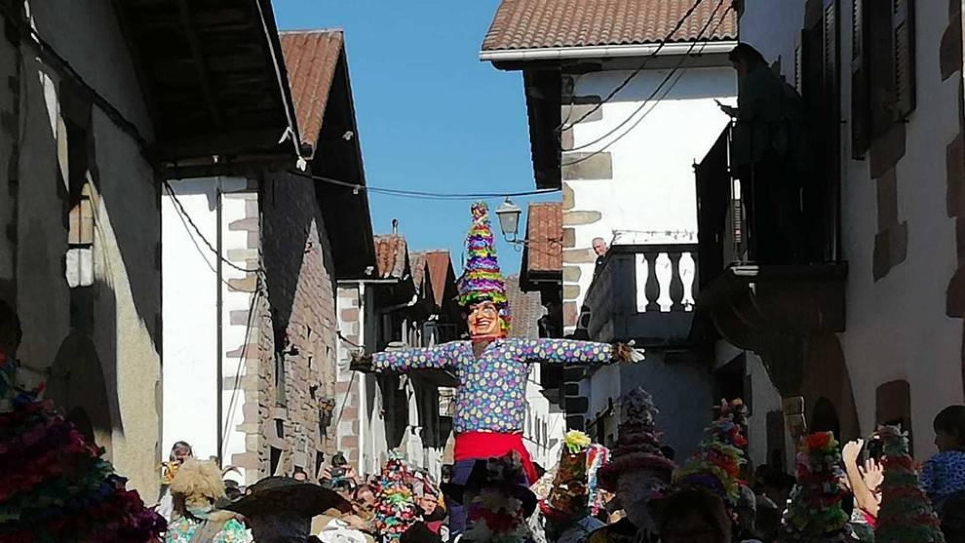 Desfile de Miel Otxin y baile homenaje a los gaiteros en el Carnaval de Lantz.