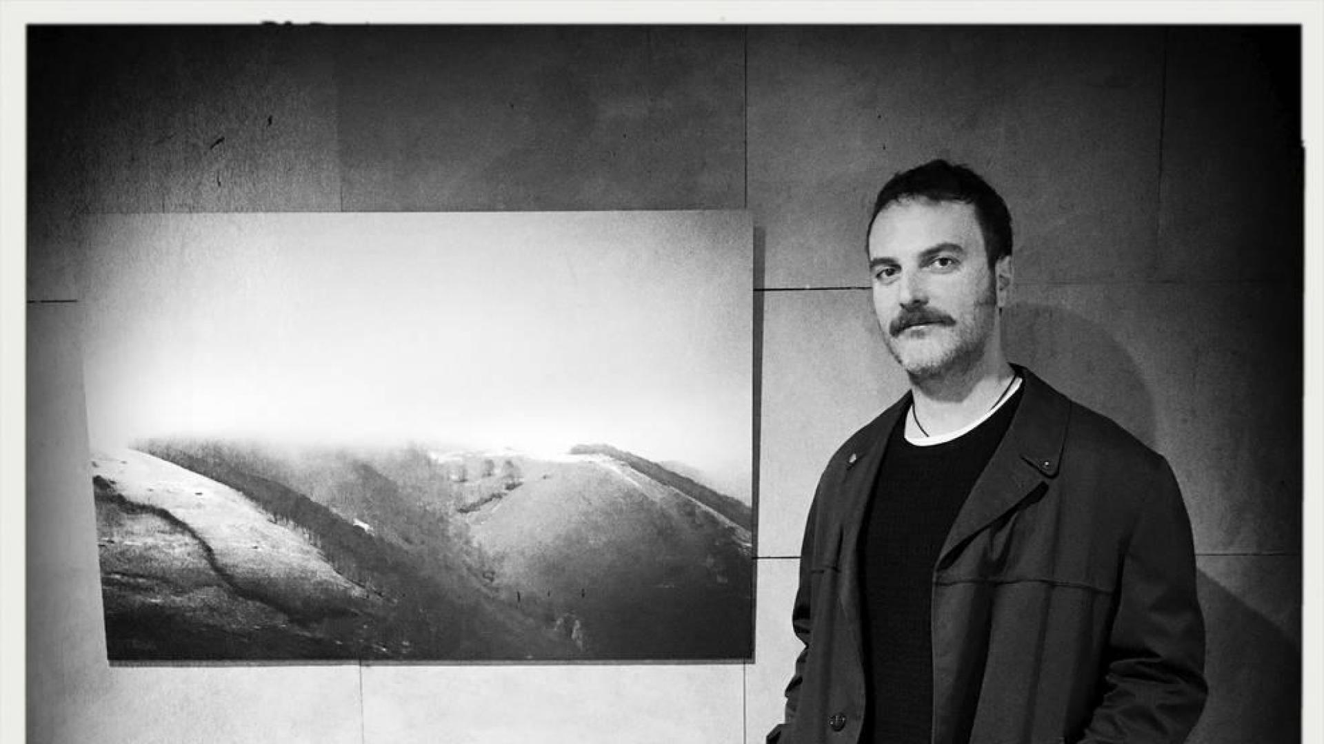 Gorka Beunza, ante una de las fotografías de la exposición Blanco en el hotel Maisonnave.