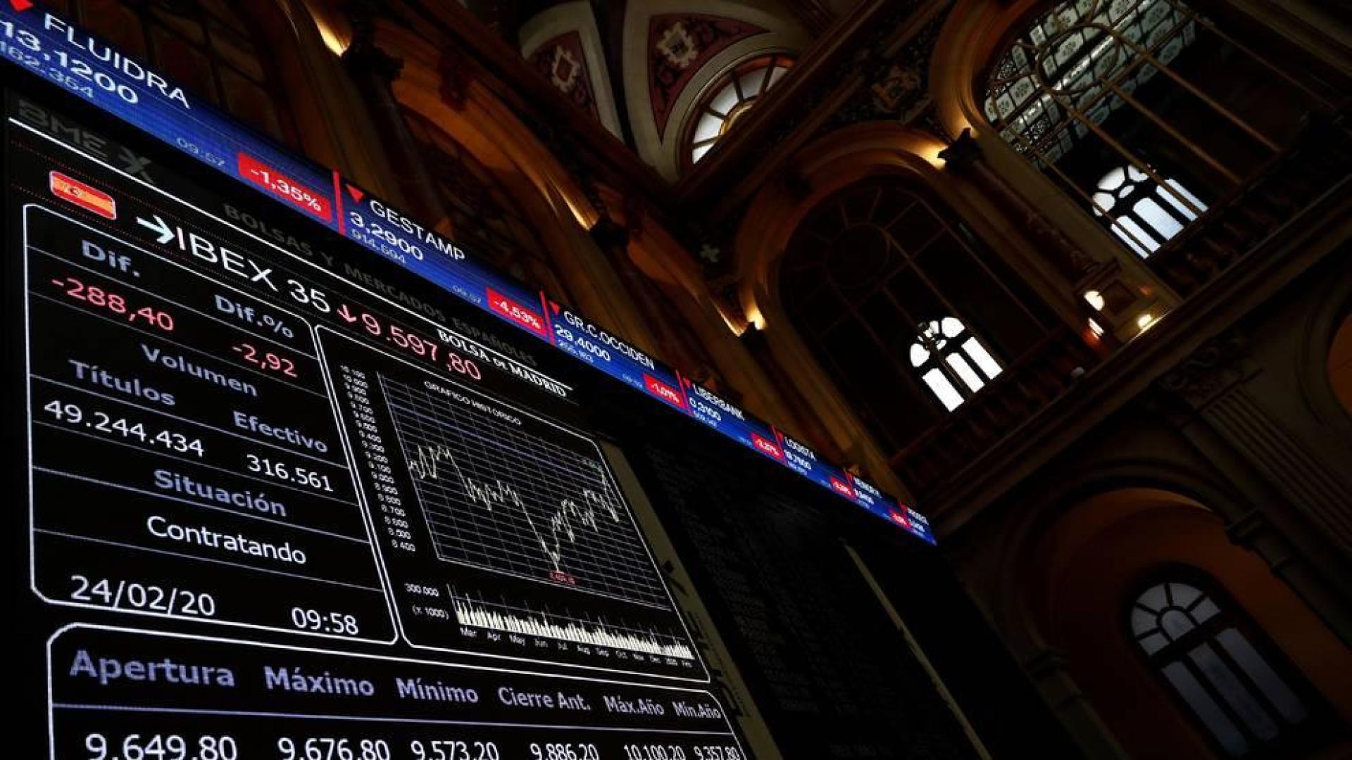 Un panel informativo muestra la evolución del IBEX 35 en el Palacio de la Bolsa en Madrid, este lunes.