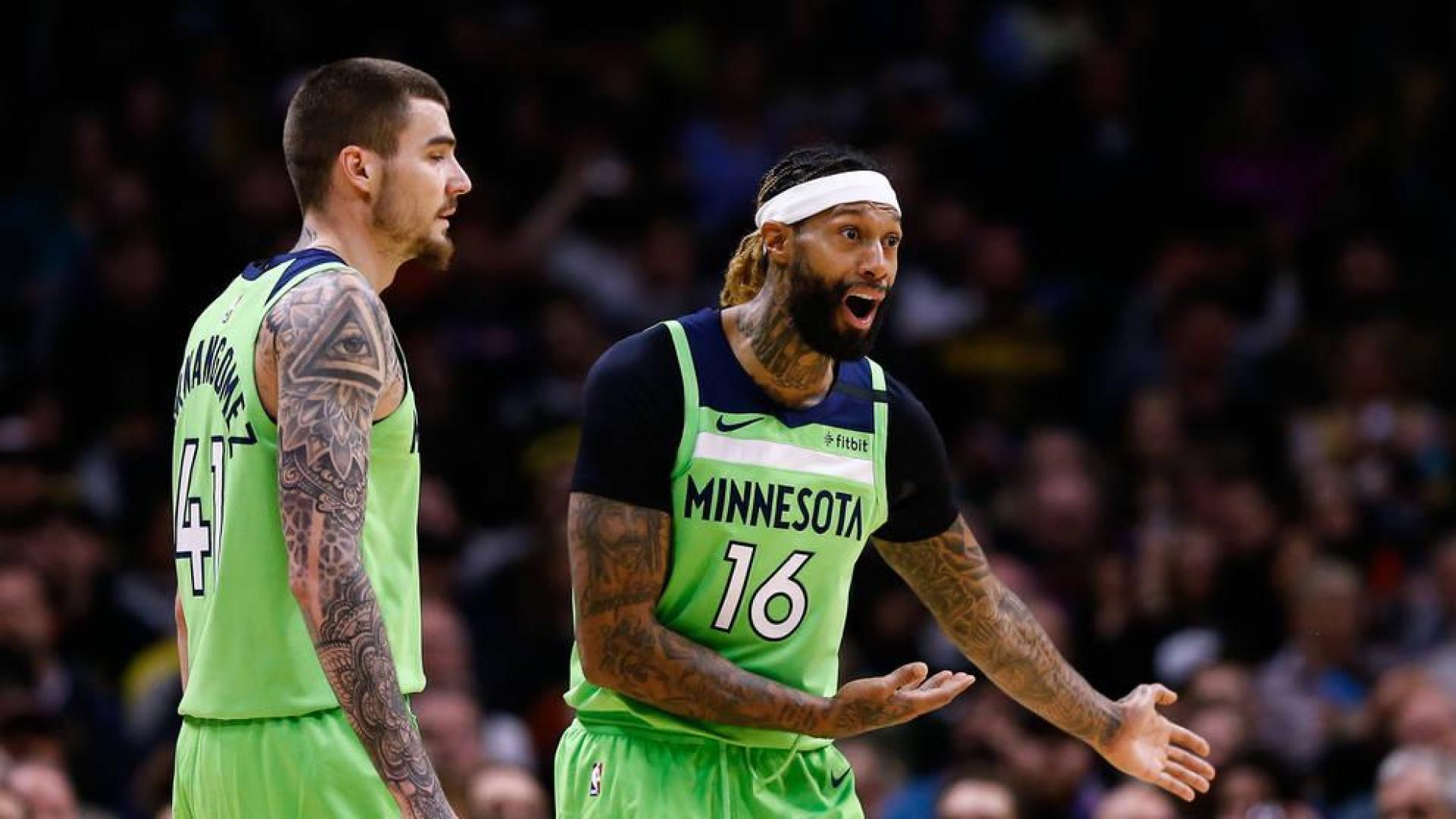 Juancho Hernangómez, junto a su compañero James Johnson.