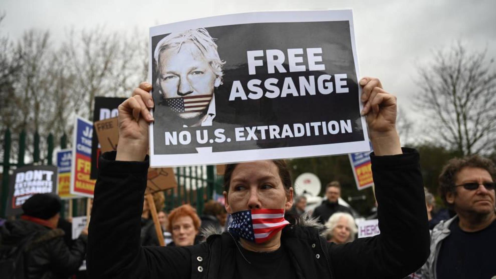 Assange comparece al inicio de su juicio de extradición a EEUU por espionaje