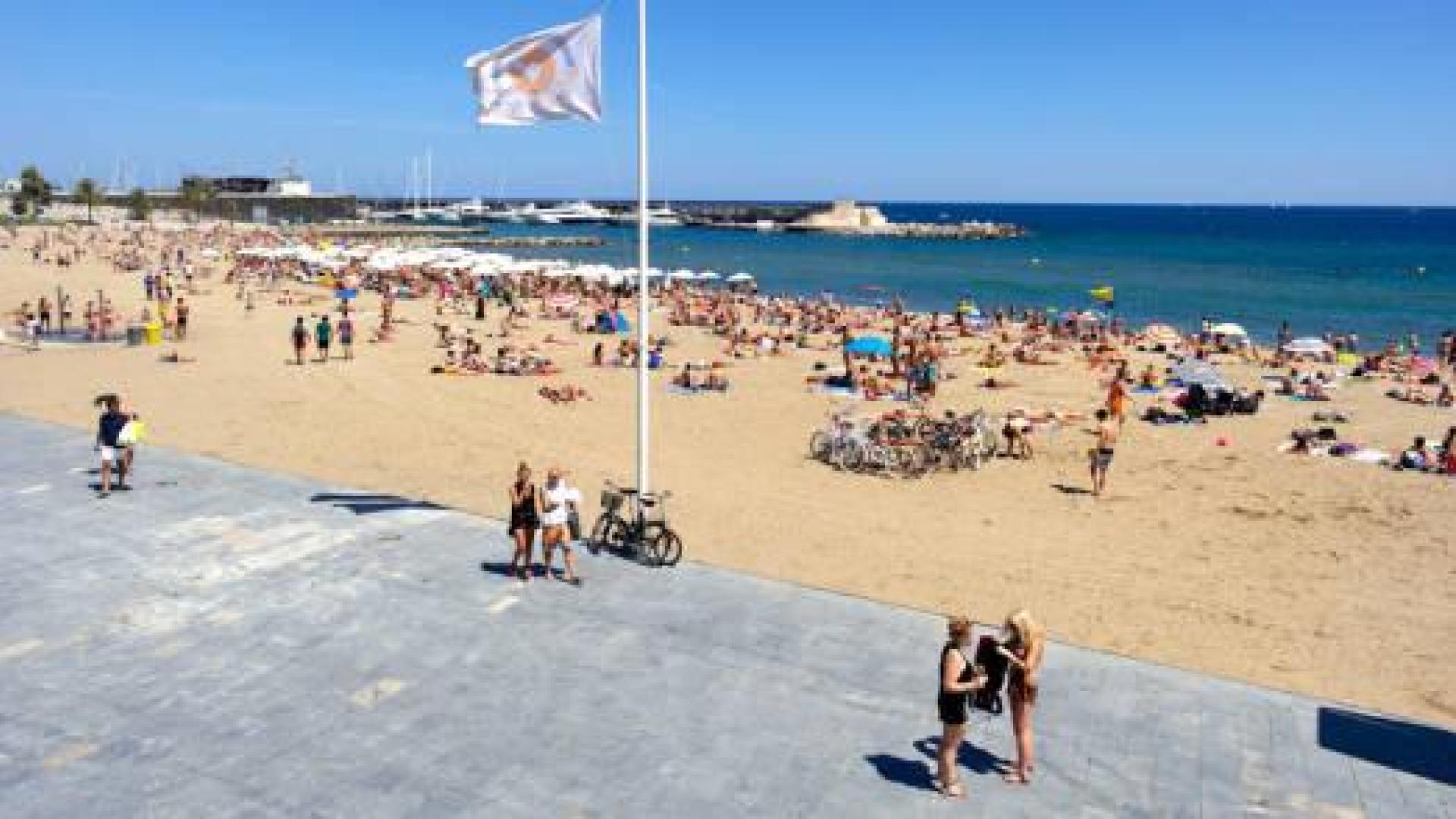Acordonan una zona de una playa de Barcelona por un posible proyectil