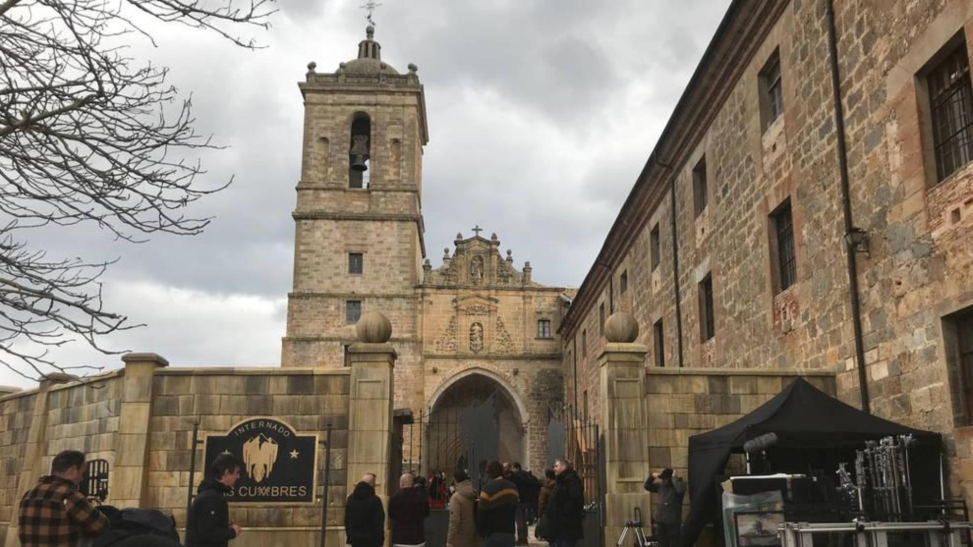 Exterior del Monasterio de Irache, inmerso este martes en los preparativos y ya con los decorados instalados.