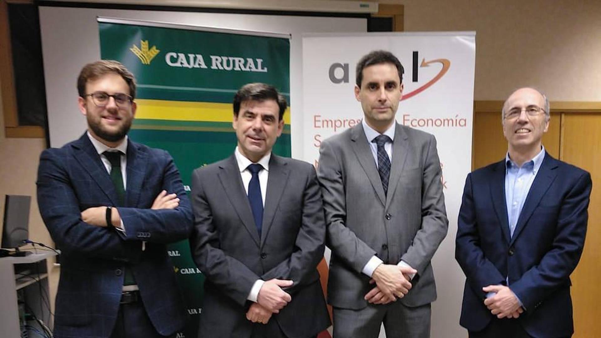 Participantes en la firma del convenio entre ANEL y Caja Rural