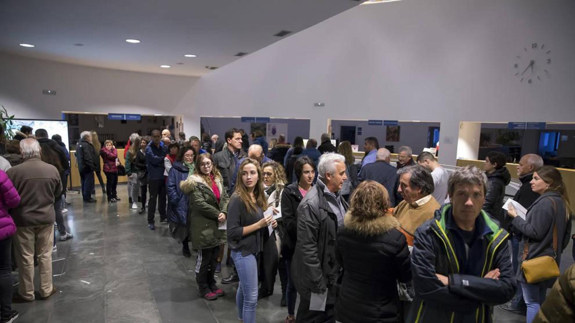Colas en el ayuntamiento en la segunda votación sobre las vaquillas el 25 de noviembre de 2018.