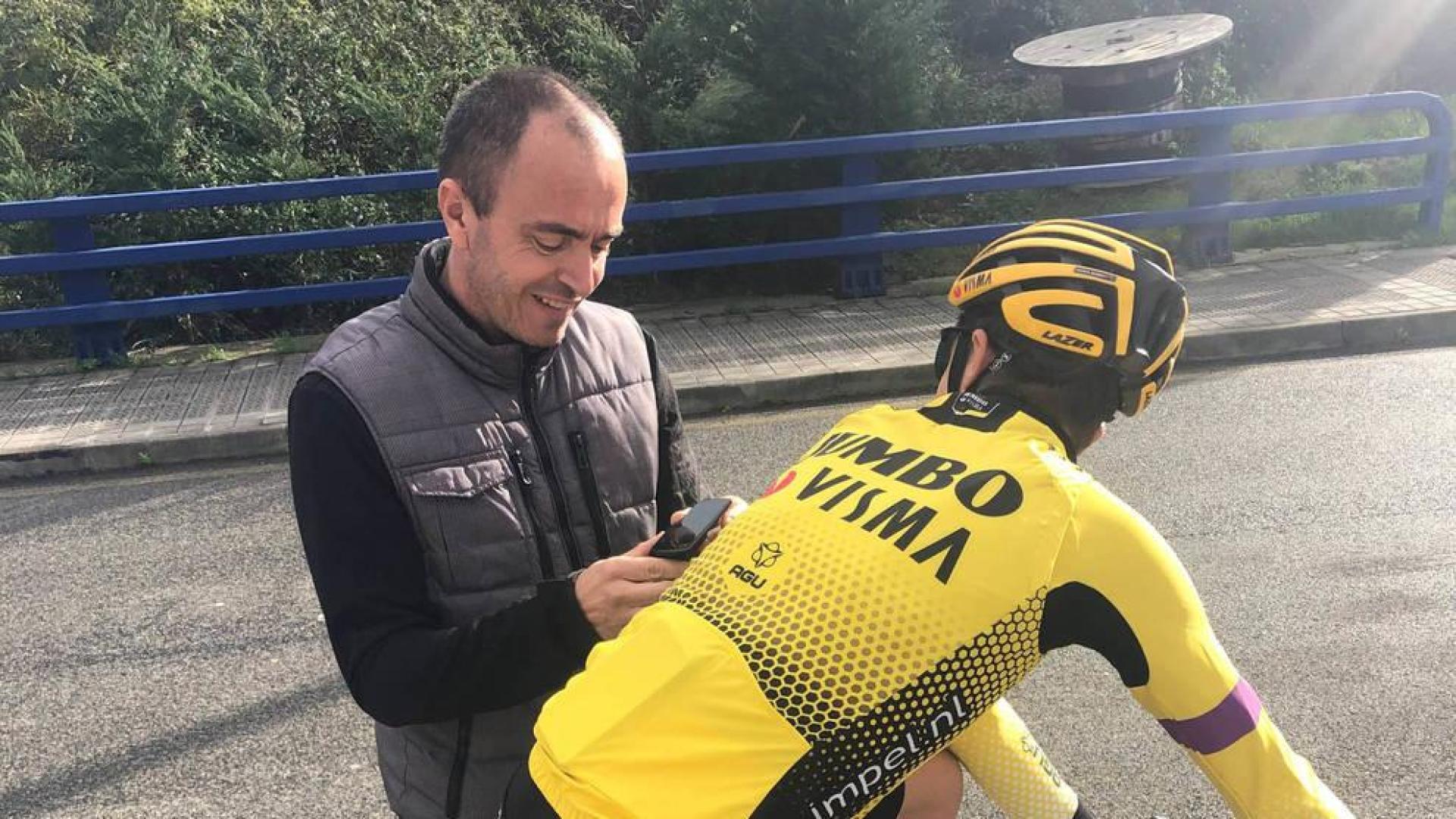 Jon Iriberri, con un corredor del Jumbo Visma en una prueba a comienzo de temporada.