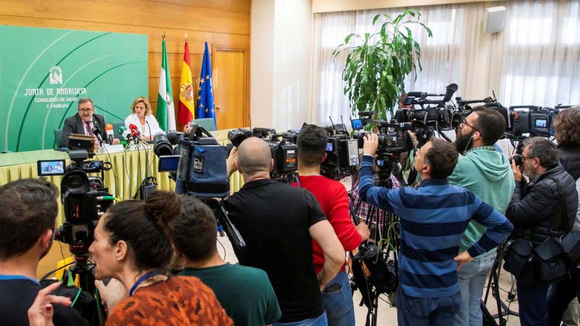 El director general de Salud Pública y Ordenación Farmacéutica, José María de Torres, y la portavoz del Grupo Asesor de Seguimiento Alerta por el nuevo Coronavirus, Inmaculada Salcedo, en rueda de prensa tras la reunión en la consejería después de que un varón de unos 60 años, haya sido la primera persona en Andalucía tratada de coronavirus en el Hospital Virgen del Rocío de Sevilla.