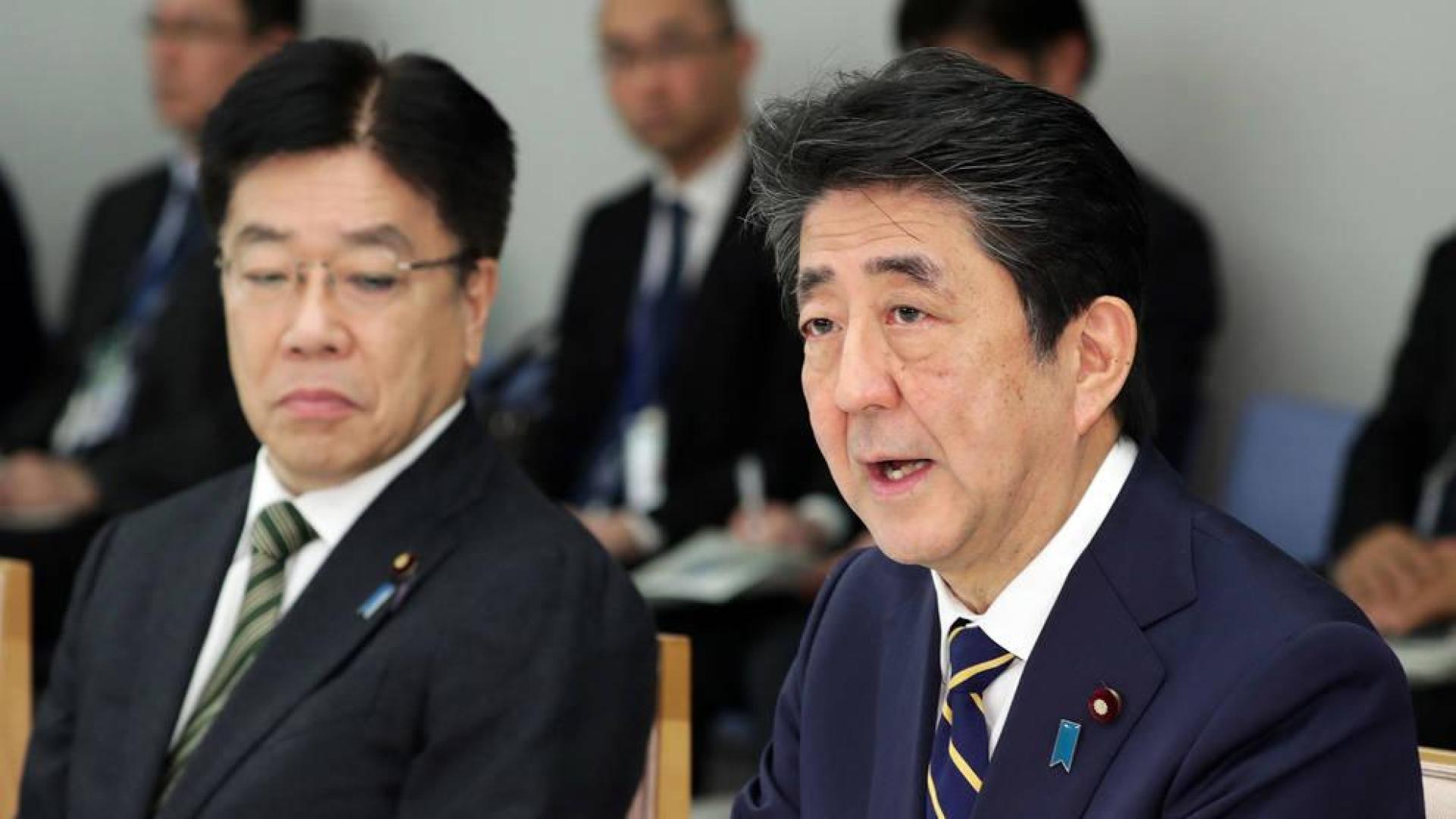 El primer ministro de Japón, Shinzo Abe, (derecha) en una rueda de prensa sobre el coronavirus