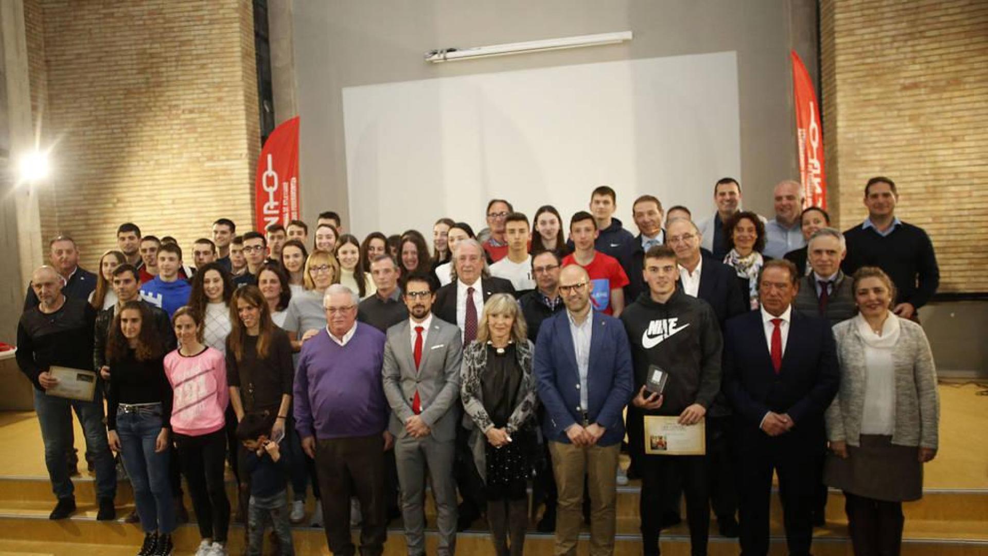 Premiados y autoridades, en la foto de familia tras el acto que tuvo lugar en la residencia Camplus, este jueves en Pamplona.