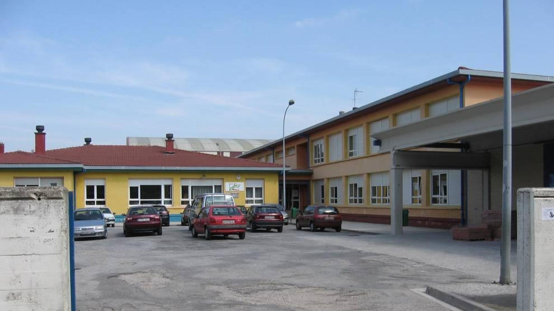 Acceso al interior del colegio público Zelandi.