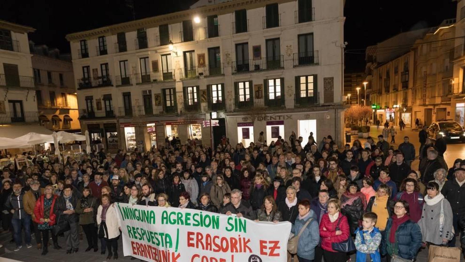 Asistentes a la concentración celebrada este jueves en la céntrica plaza de los Fueros de Tudela.