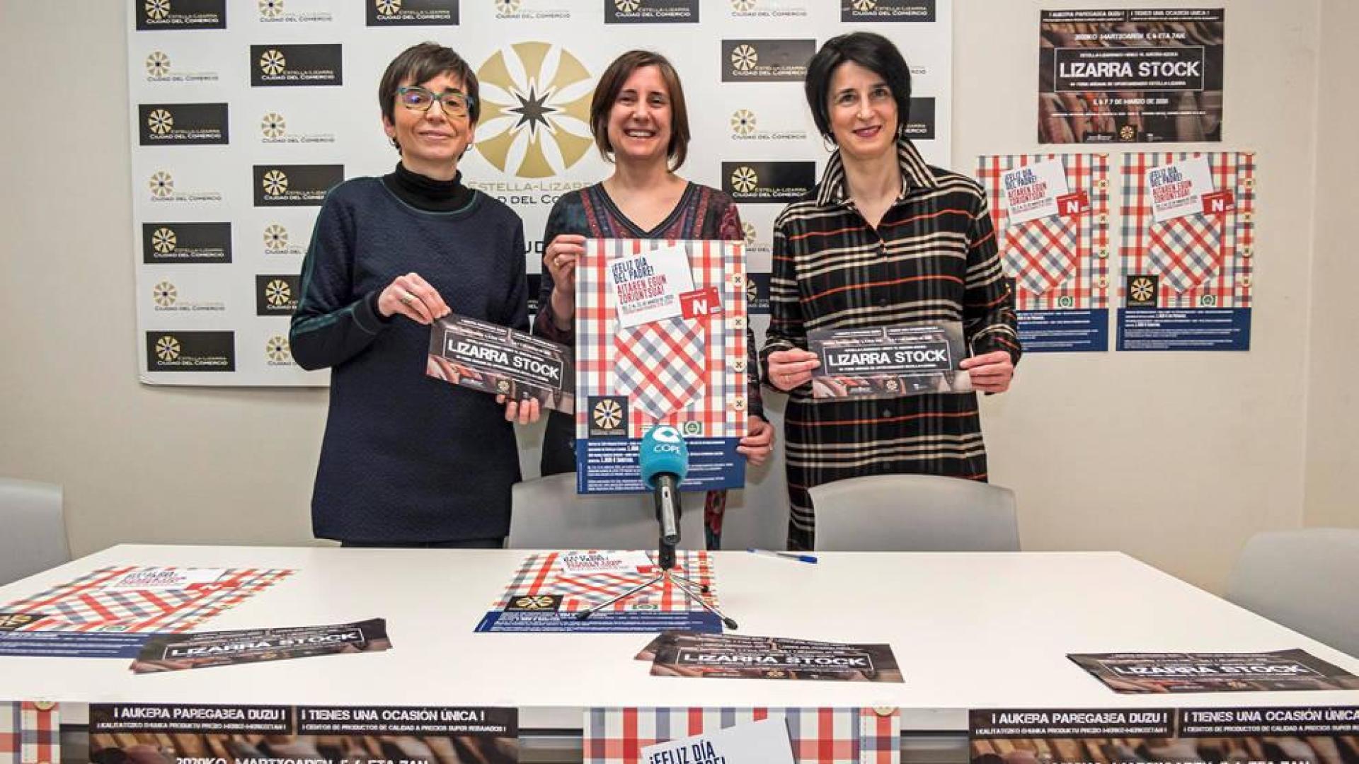 Loreto San Martín, gerente de la asociación; Estíbaliz Urdiáin,  de Caja Rural; y la comerciante Ana Benito.