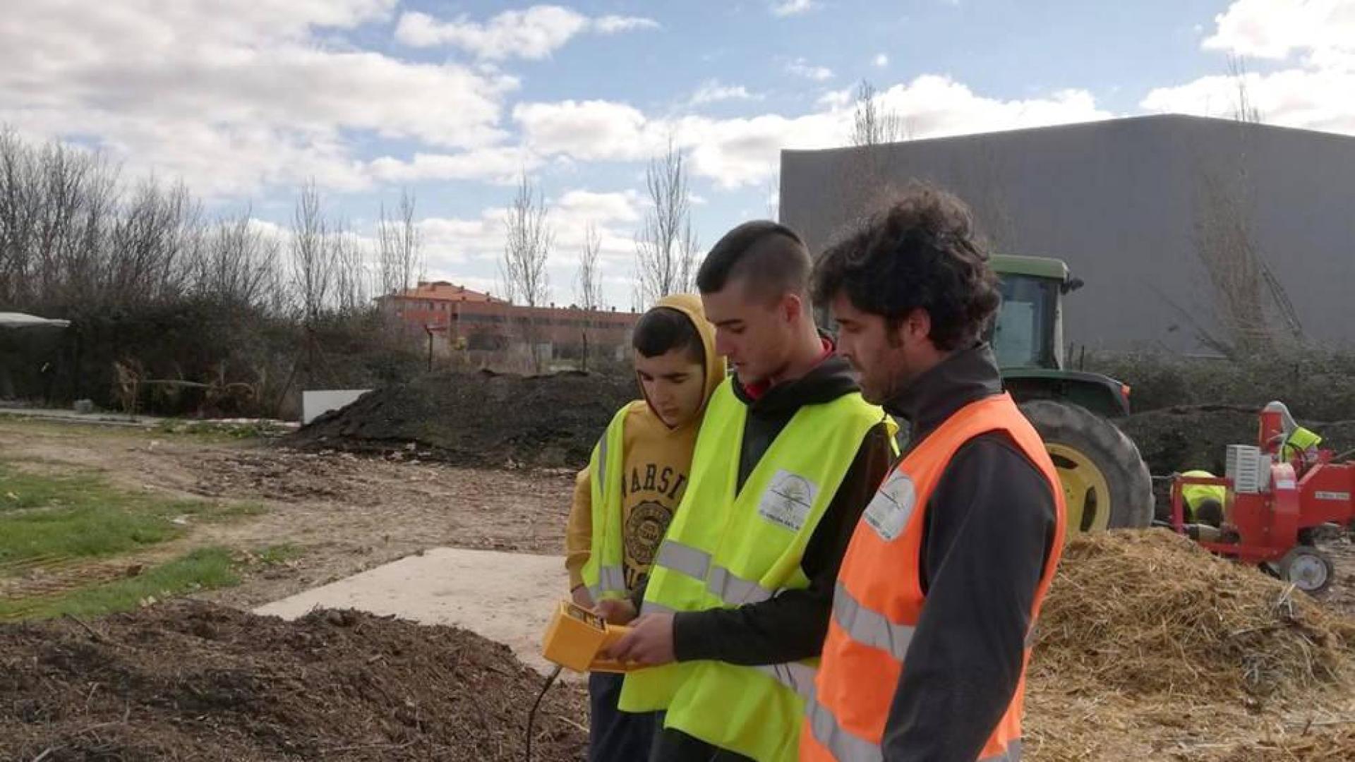 Profesores y alumnos del centro se encargan de la gestión de la planta de compostaje.