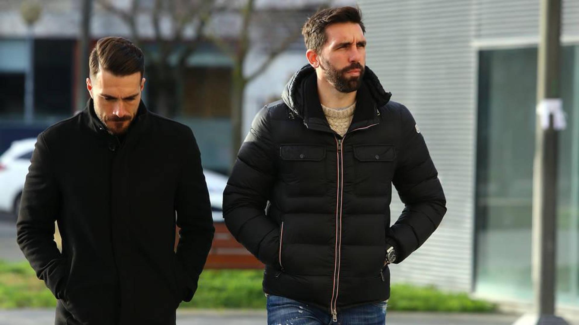 Jordi Figueras, a la derecha, entra al Palacio de Justicia acompañado por Xavi Torres en la última sesión del juicio.