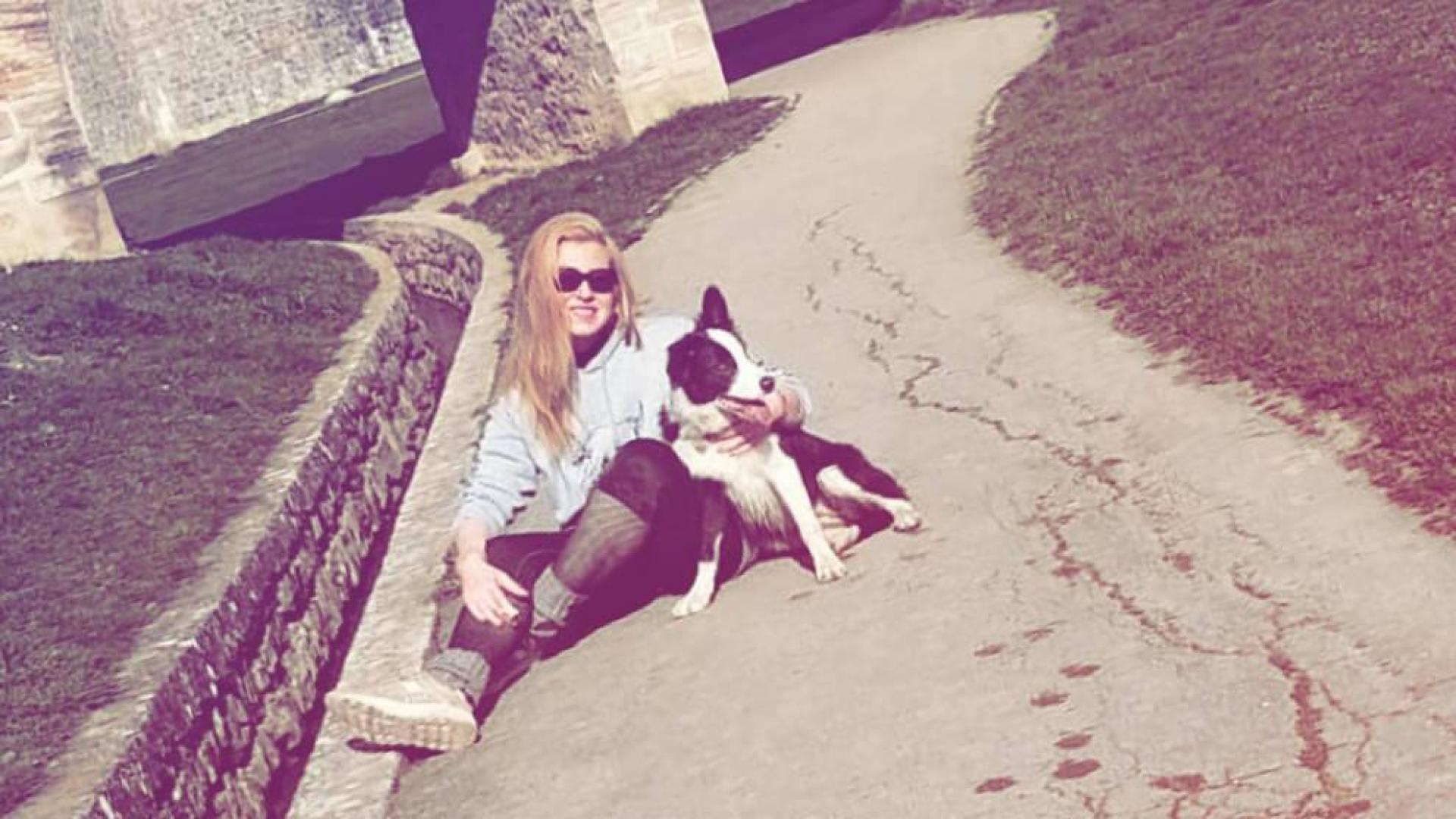 Laura Abellán junto a su Border Collie en los fosos de la Ciudadela.