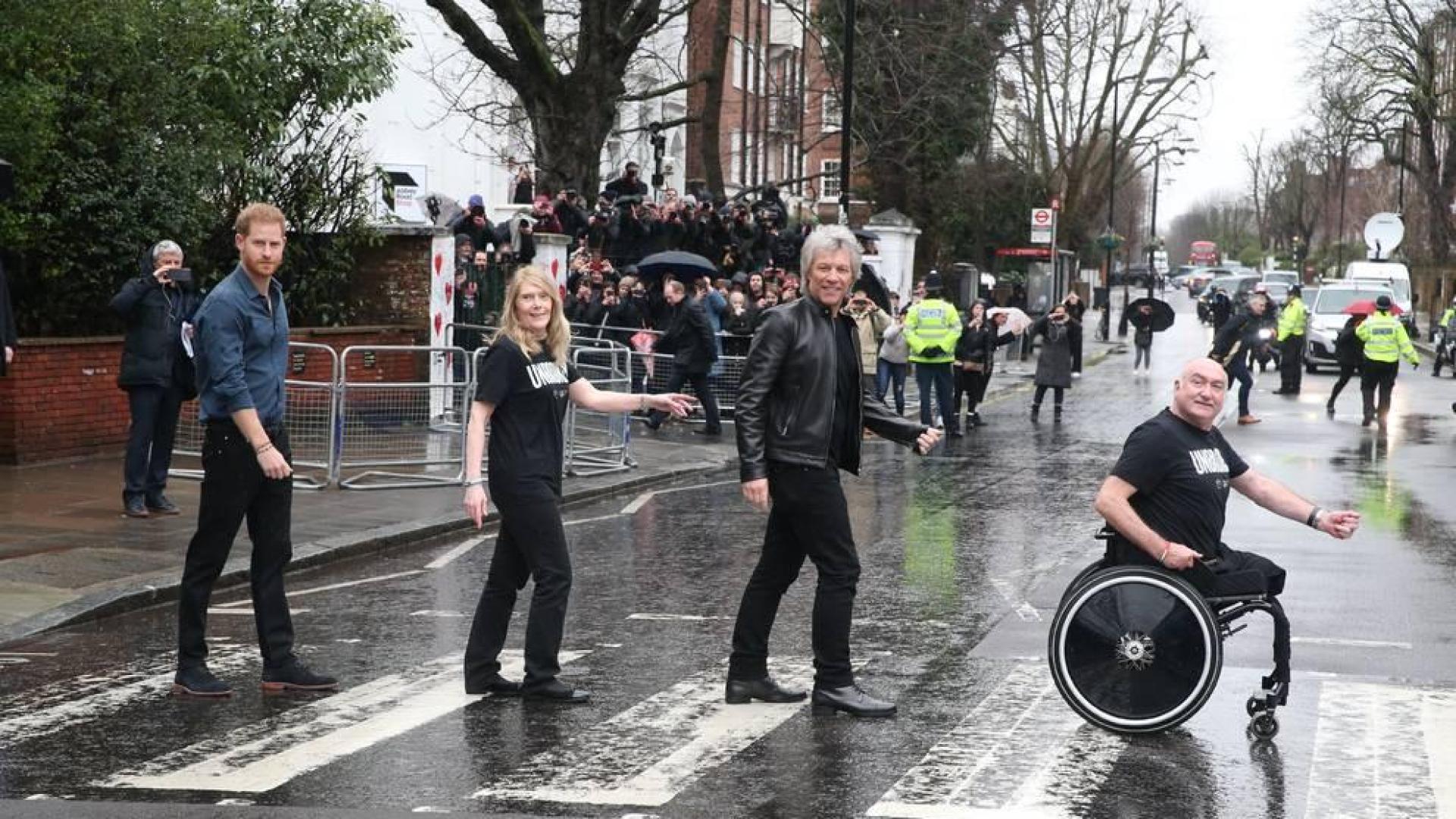 El príncipe Enrique y Jon Bon Jovi posan para una foto en el mítico paso de cebra de Abbey Road con fines caritativos