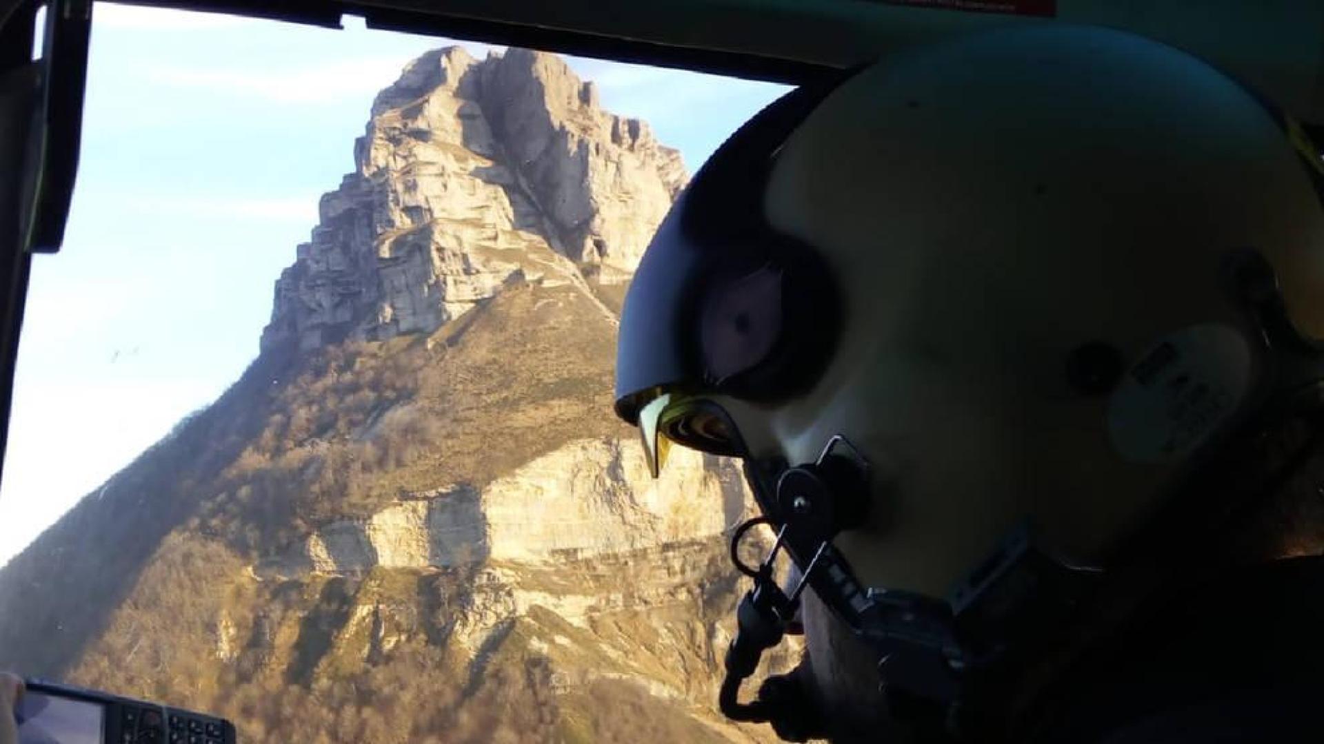 Fotografía de archivo del monte Beriain tomada desde un helicóptero con la brecha Ihurbain en primer término.