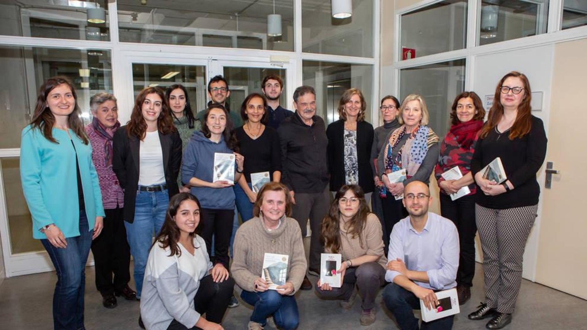 Foto de grupo de la reunión que el club de lectura celebró el pasado miércoles 26 de febrero y en la que contaron con la presencia del traductor Xavier Olarra, Premio Euskadi de Traducción.