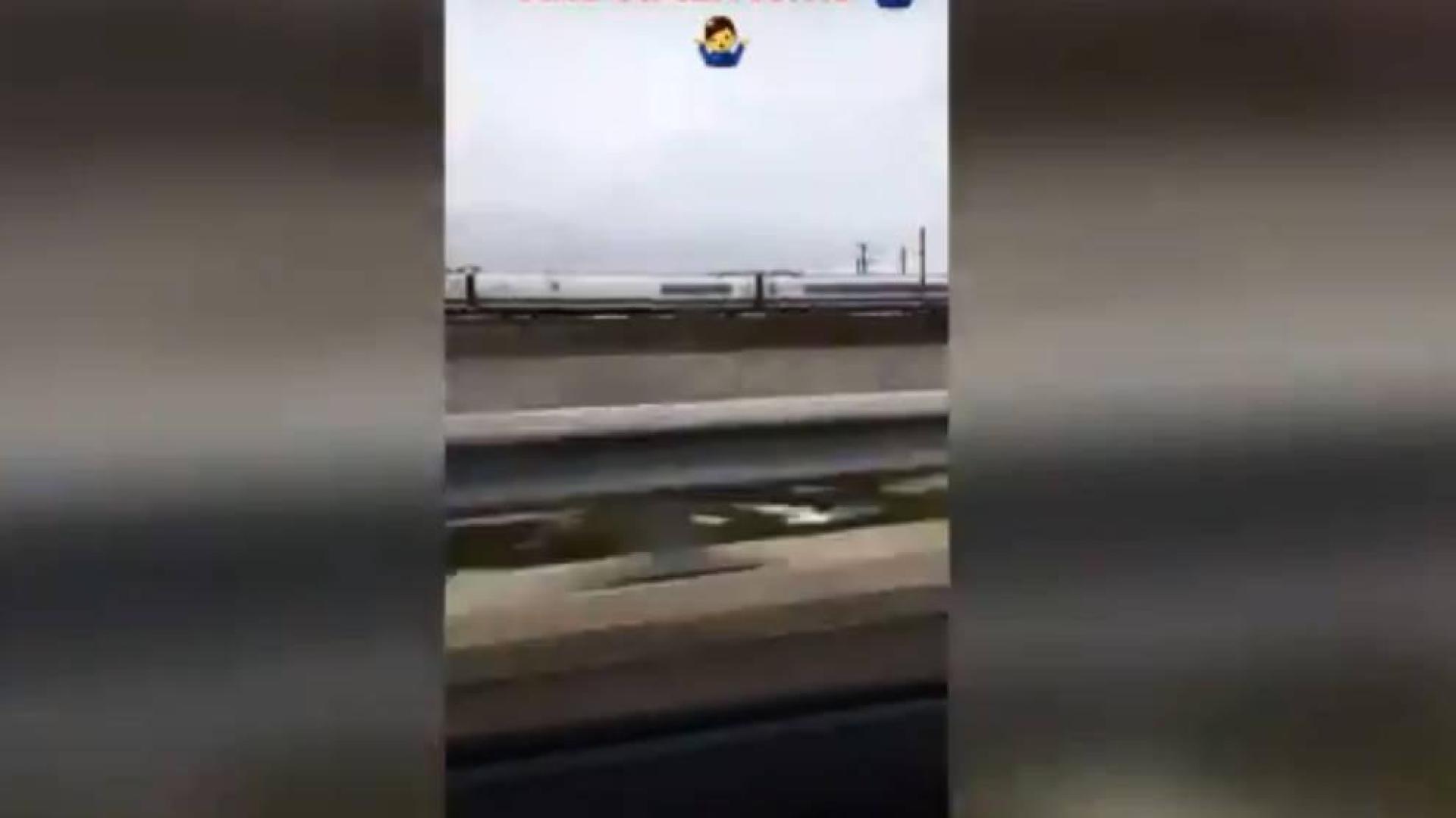 Captura del tuit del conductor que circulaba en paralelo al TAV.