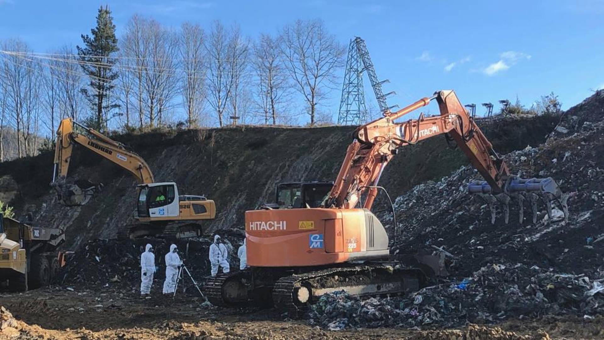 Efectivos, en las labores de búsqueda en el vertedero de Zaldibar de hace meses.