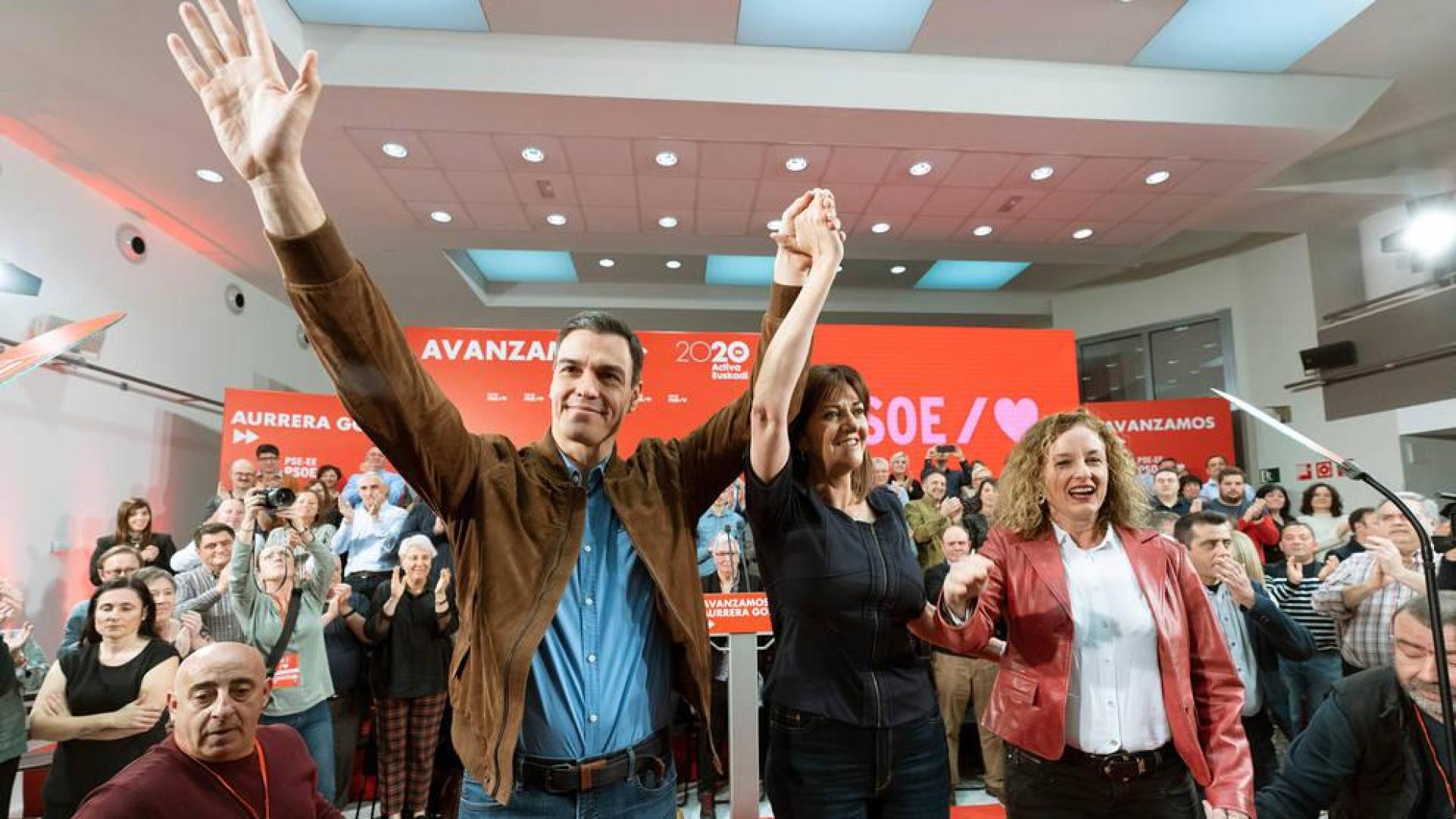 El presidente del Gobierno, Pedro Sánchez, acompañado por la candidata a Lehendakari, Idoia Mendia (c) y la secretaria general de Álava, Cristina González, en Vitoria.
