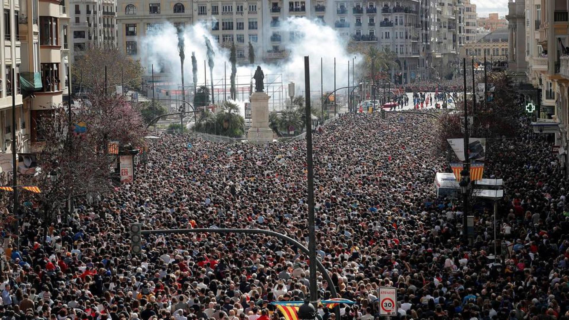 Vista general de la primera mascletà de las Fallas 2020.