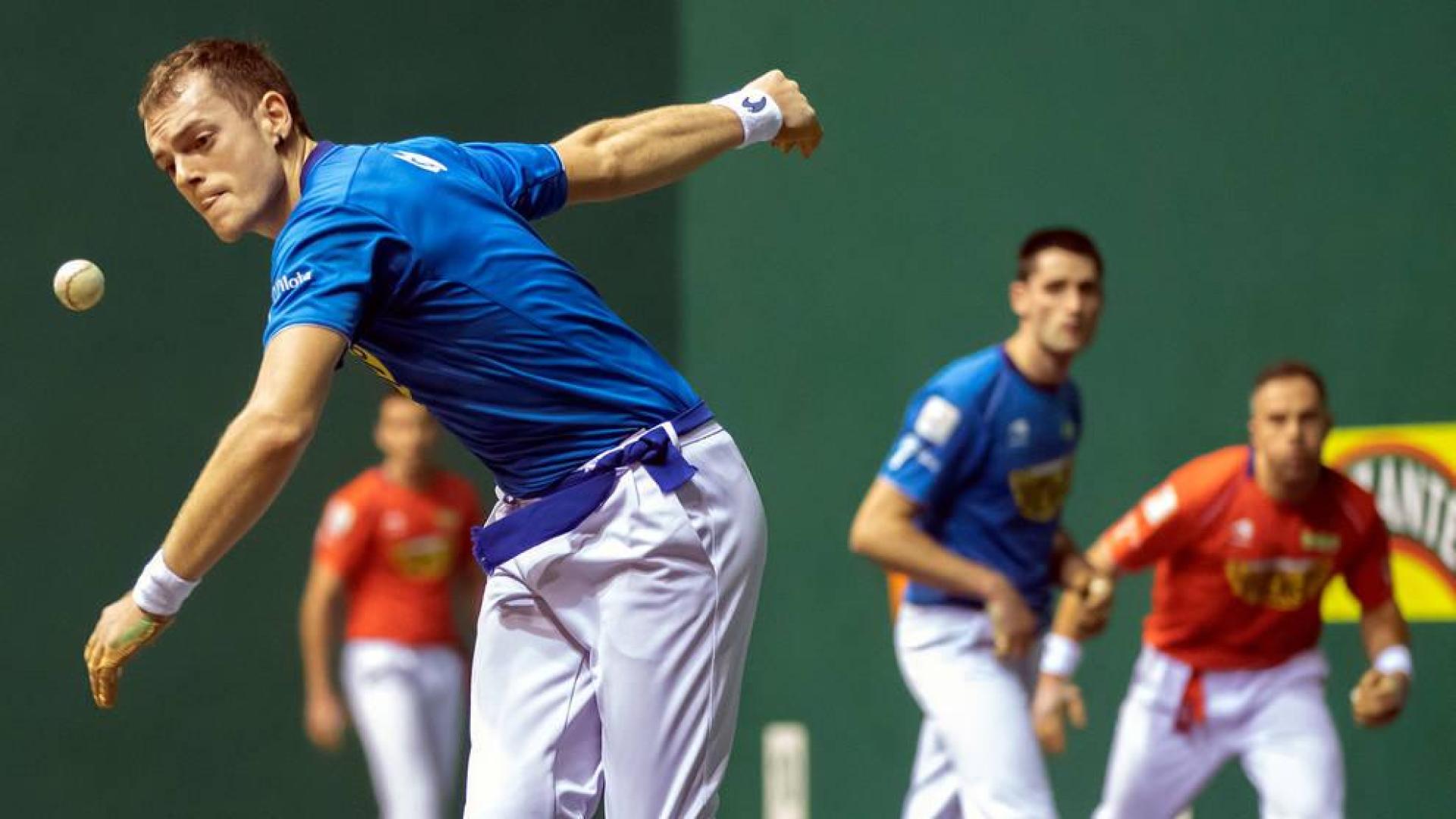El delantero navarro Unai Laso, junto a Albisu,  afronta este próximo domingo un duelo crucial en sus opciones por entrar en las semifinales.