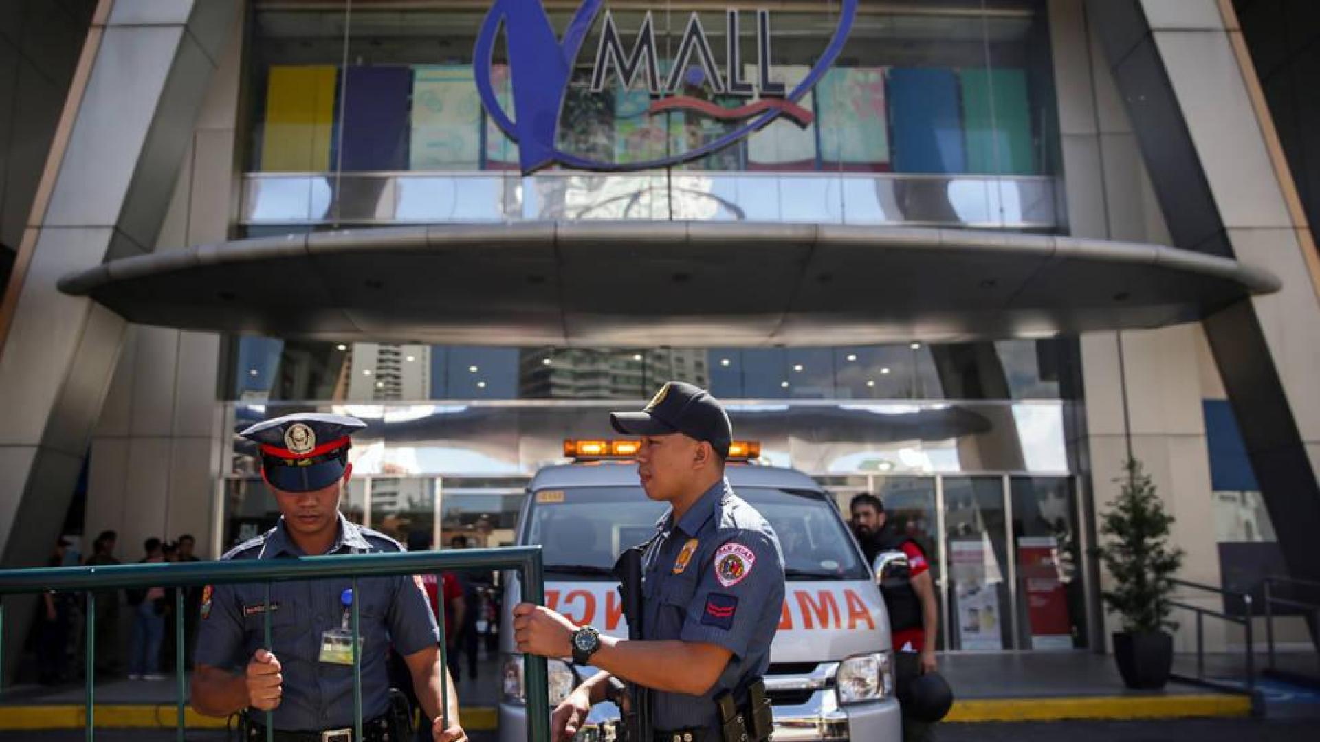 Un asaltante armado mantiene a varios rehenes en un centro comercial de Manila