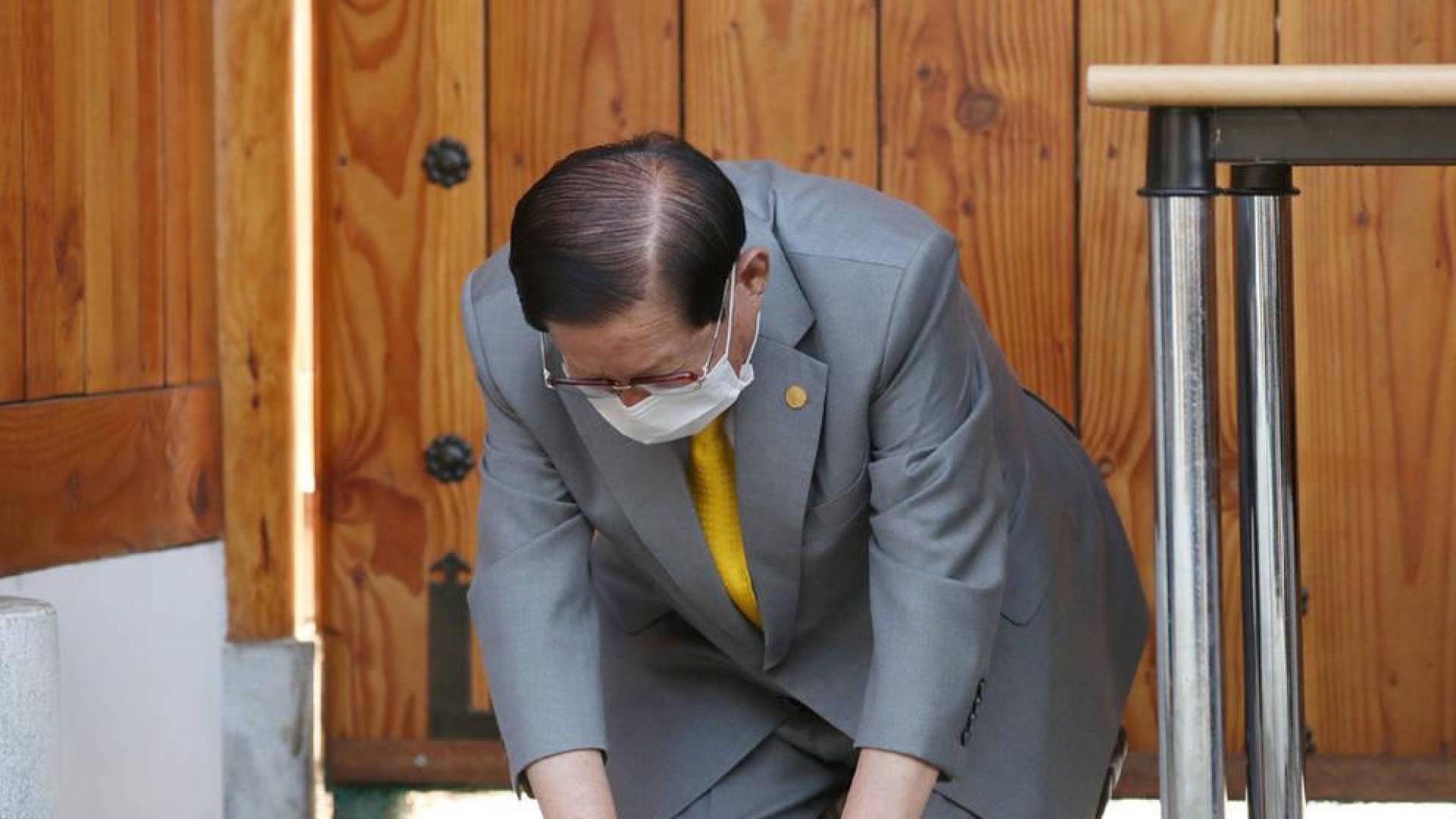 El líder de una polémica secta surcoreana pide perdón por la extensión del coronavirus